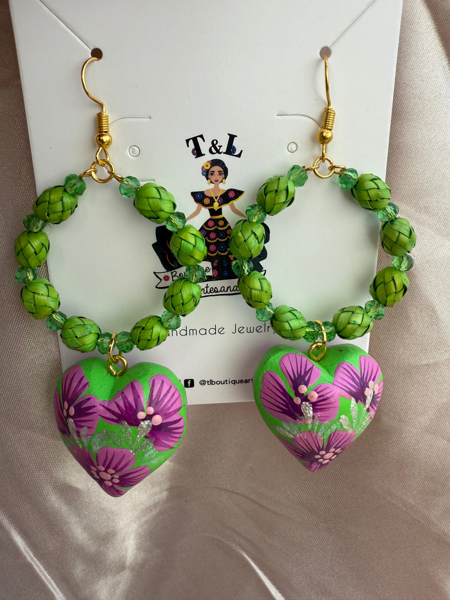 Arracadas de palma con corazon de madera de copal/aretes artesanales /handmade jewelry/alebrijes de oaxaca