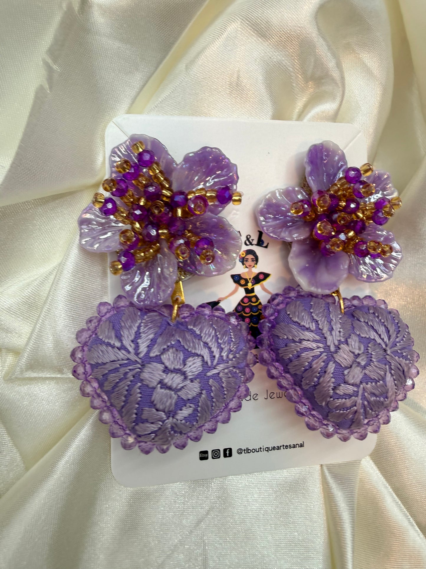 Aretes de corazon bordado a Mano / aretes con flor/bronce/ lila