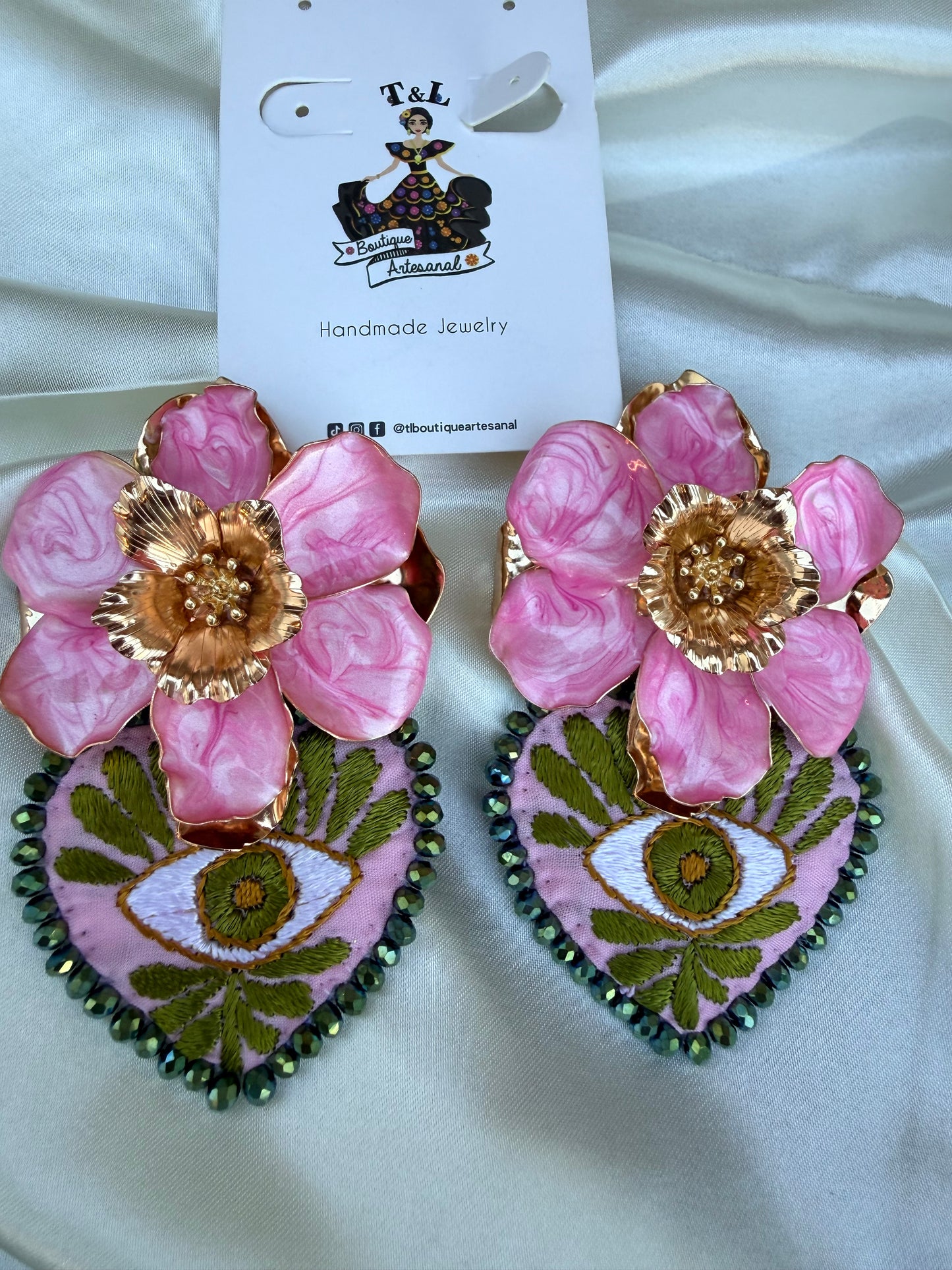 Aretes bordados de corazones / aretes bordados san Antonino/hand made jewelry/ negros