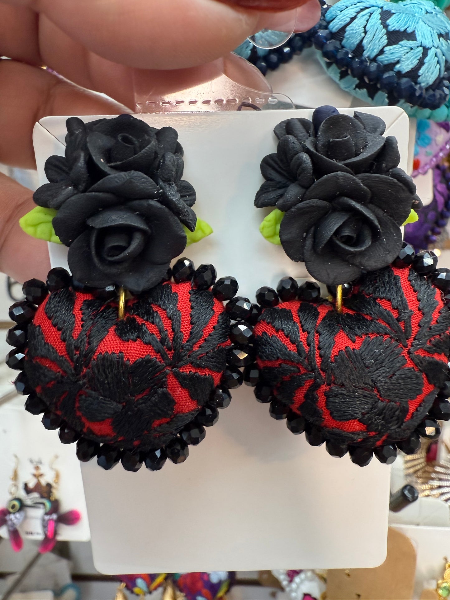 Aretes bordados a mano/pasta