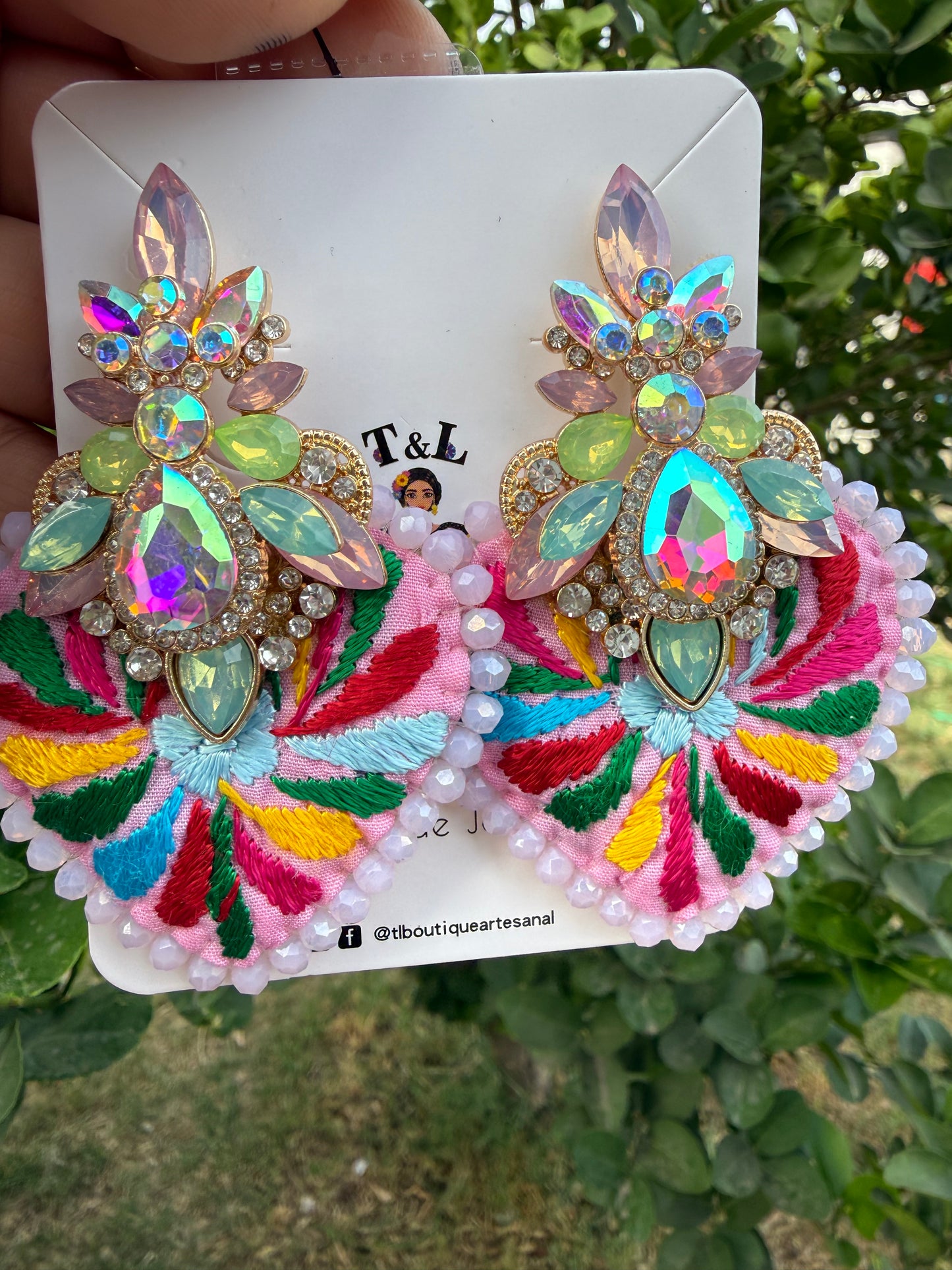 Aretes bordado a mano rosa multicolor