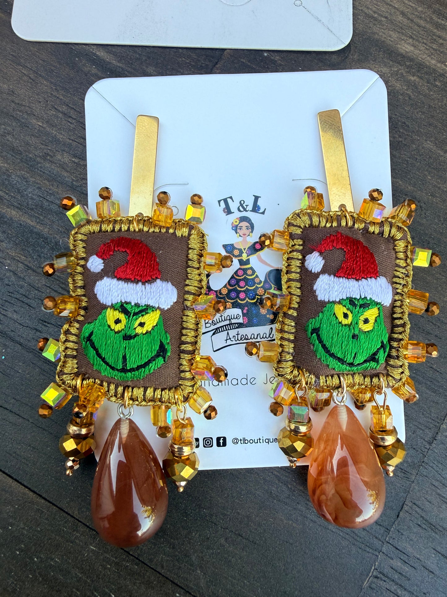 Aretes bordados  navideños/aretes artesanales/ santa/nochebuenas/grinch/hand made jewelry