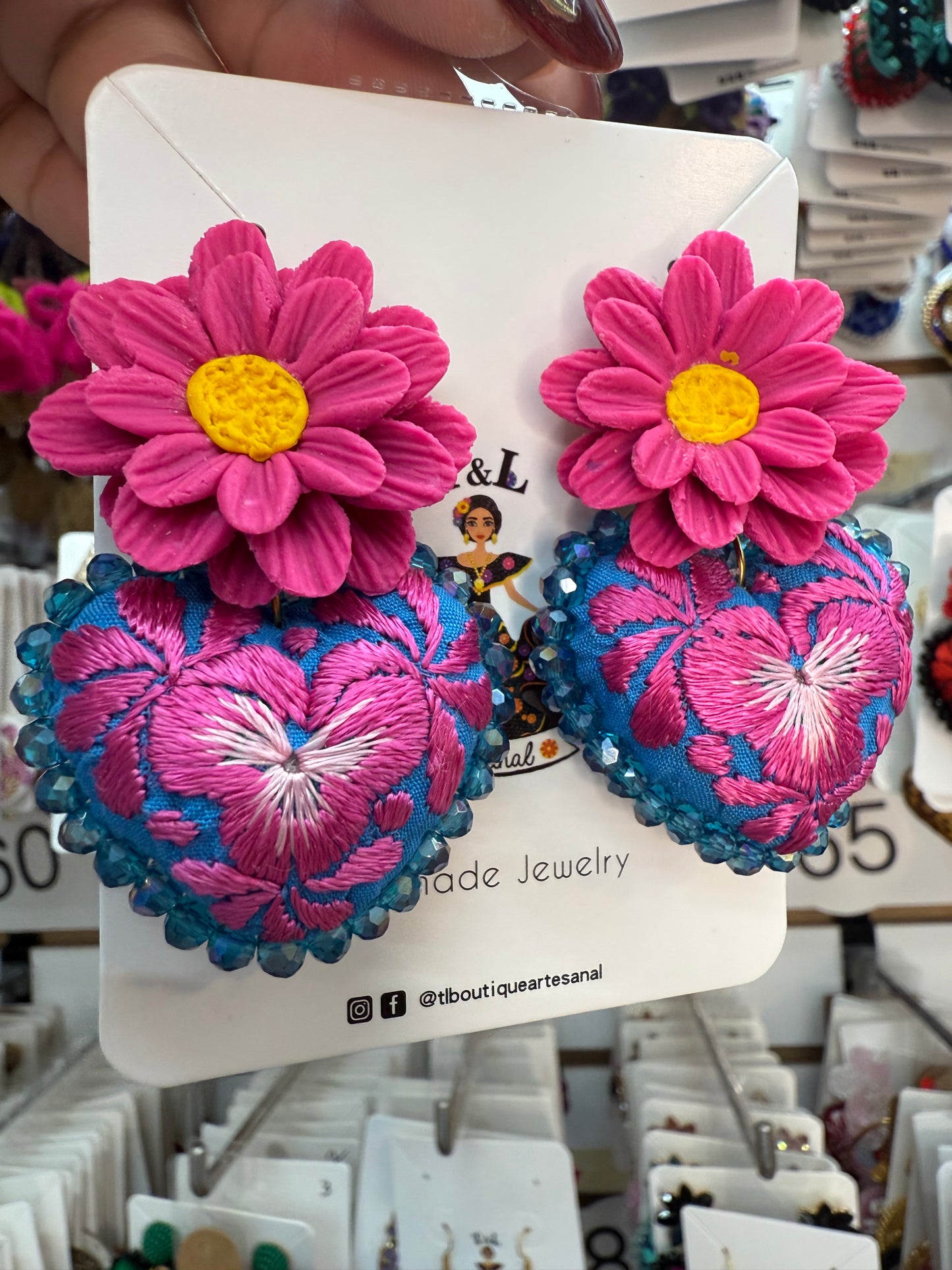 Aretes bordados a mano/pasta