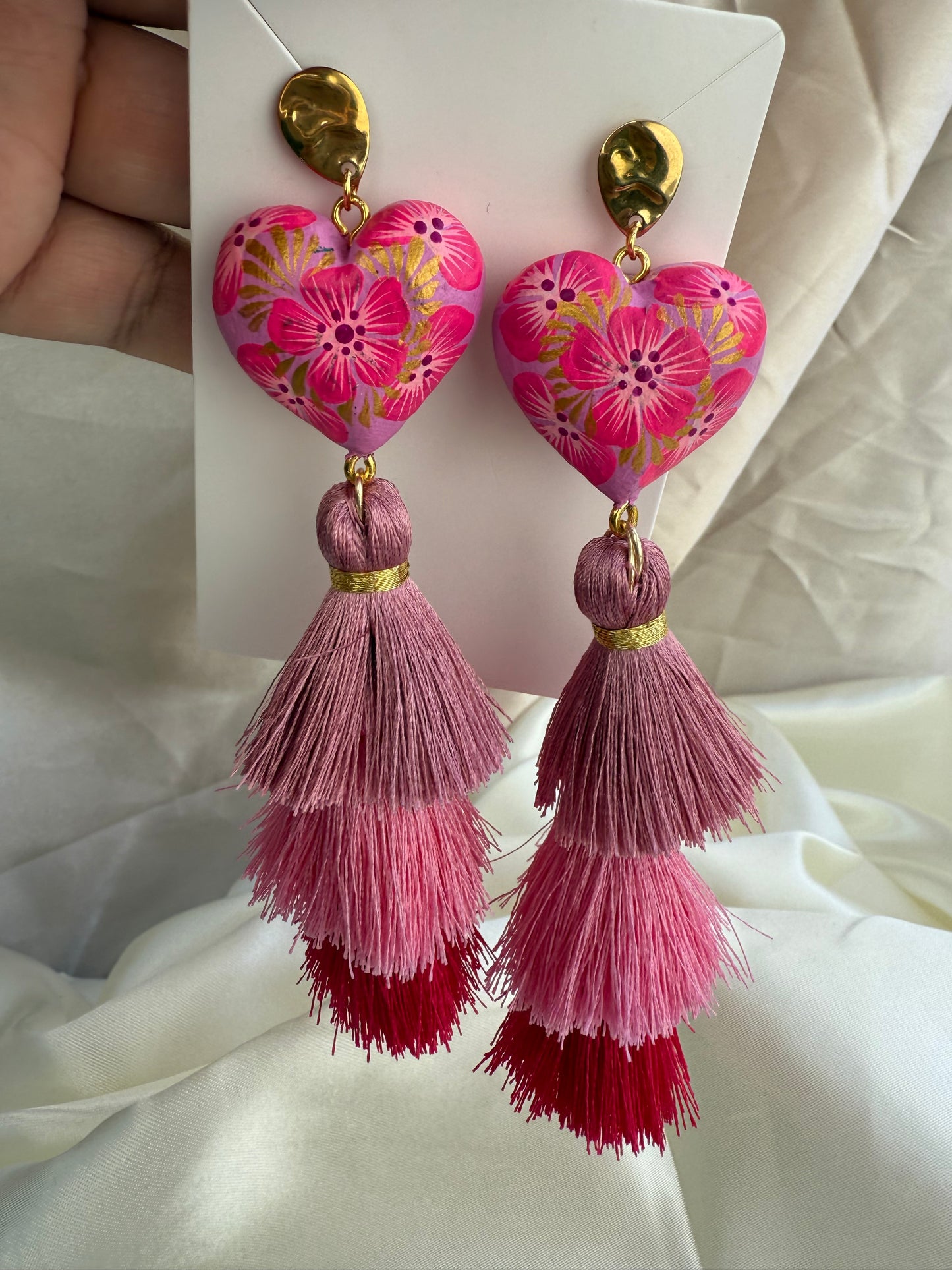 Aretes de Corazon de madera de copal /con borlas de hilos de ceda