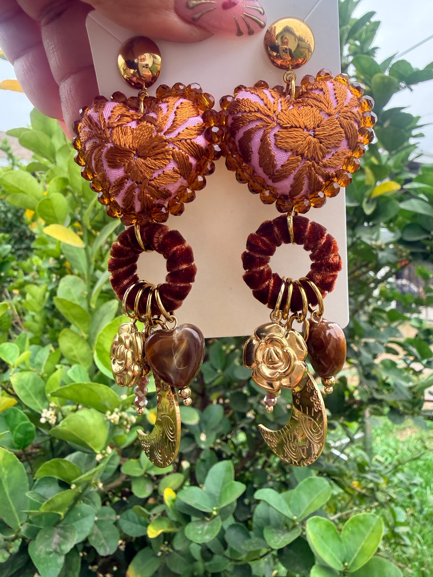 Aretes Corazón Bordado a Mano con Luna Dorada | Joyería Artesanal con Acero Inoxidable