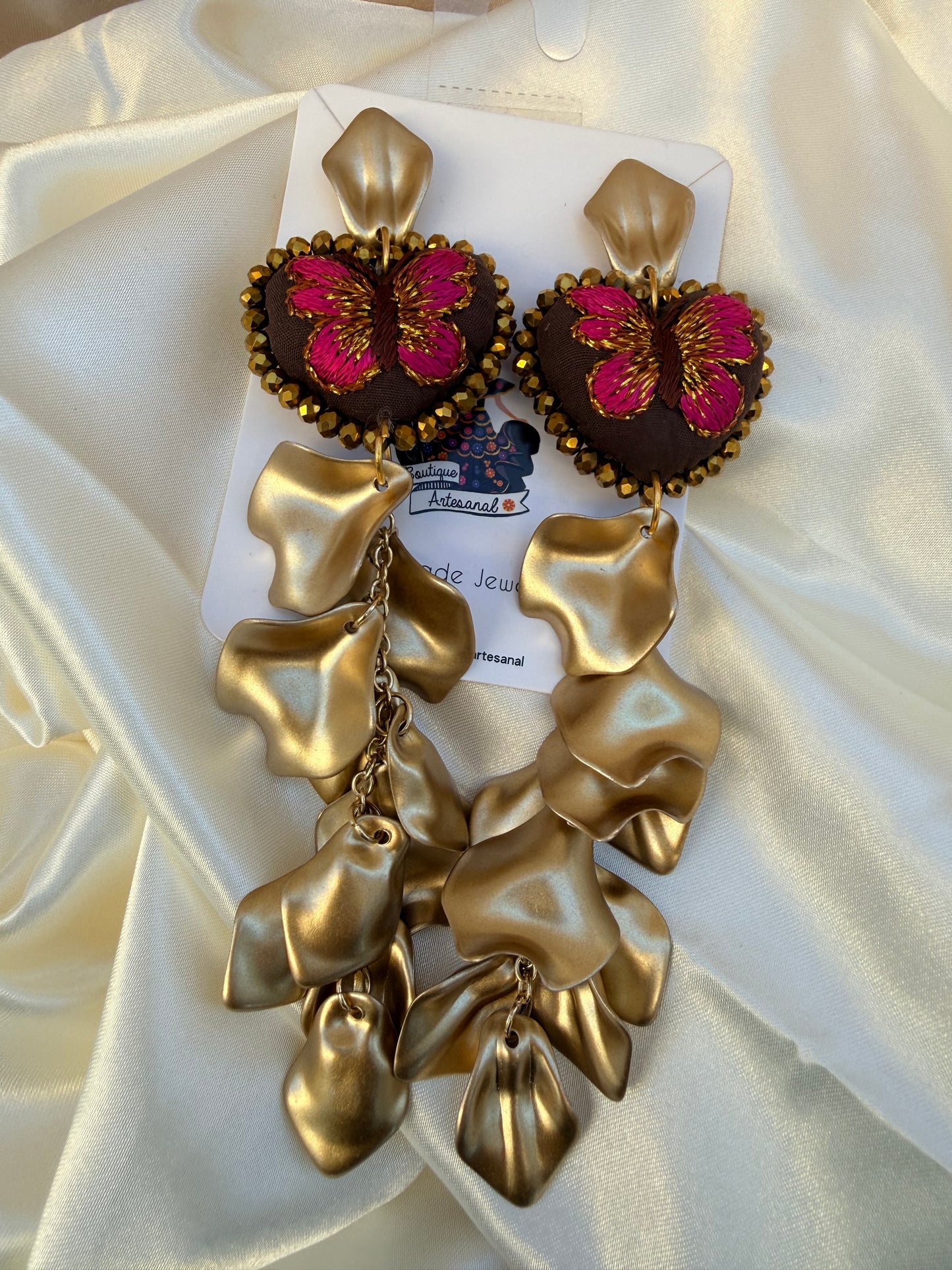 Aretes bordados a mano/petalos/hand made jewelry/ aretes bordados de gatos/ bordado mariposa/flores