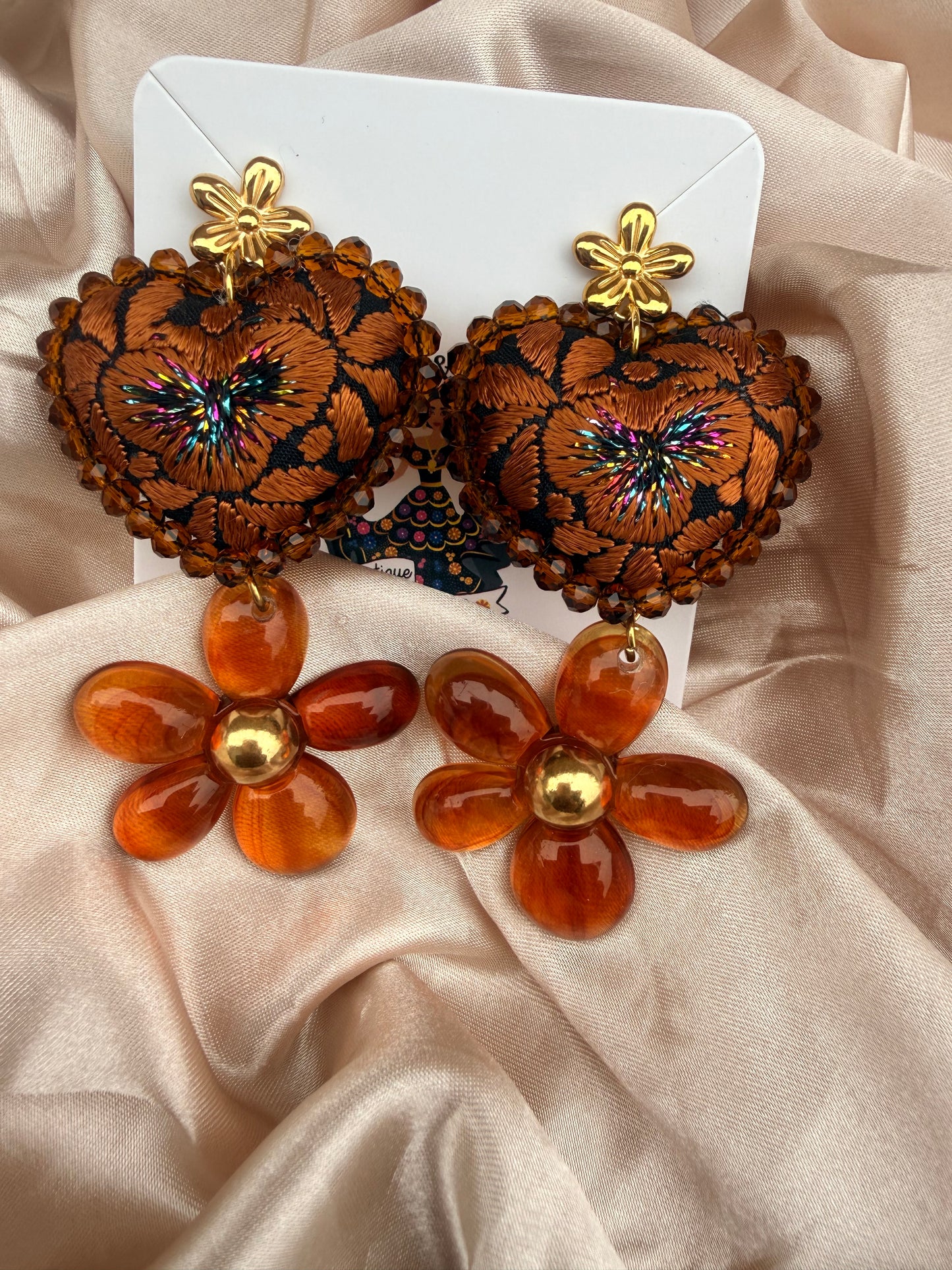 Aretes Flor Bordados a Mano con Aplicaciones Doradas | Joyería Artesanal