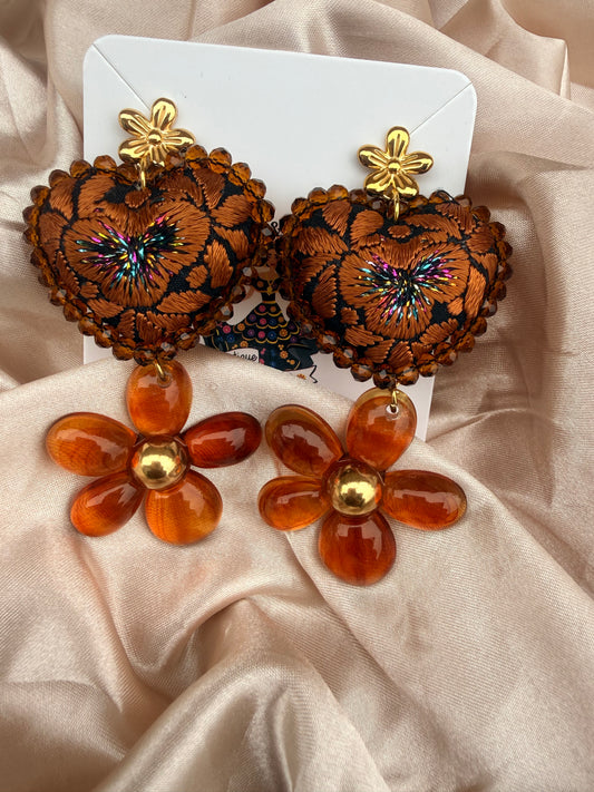Aretes Flor Bordados a Mano con Aplicaciones Doradas | Joyería Artesanal