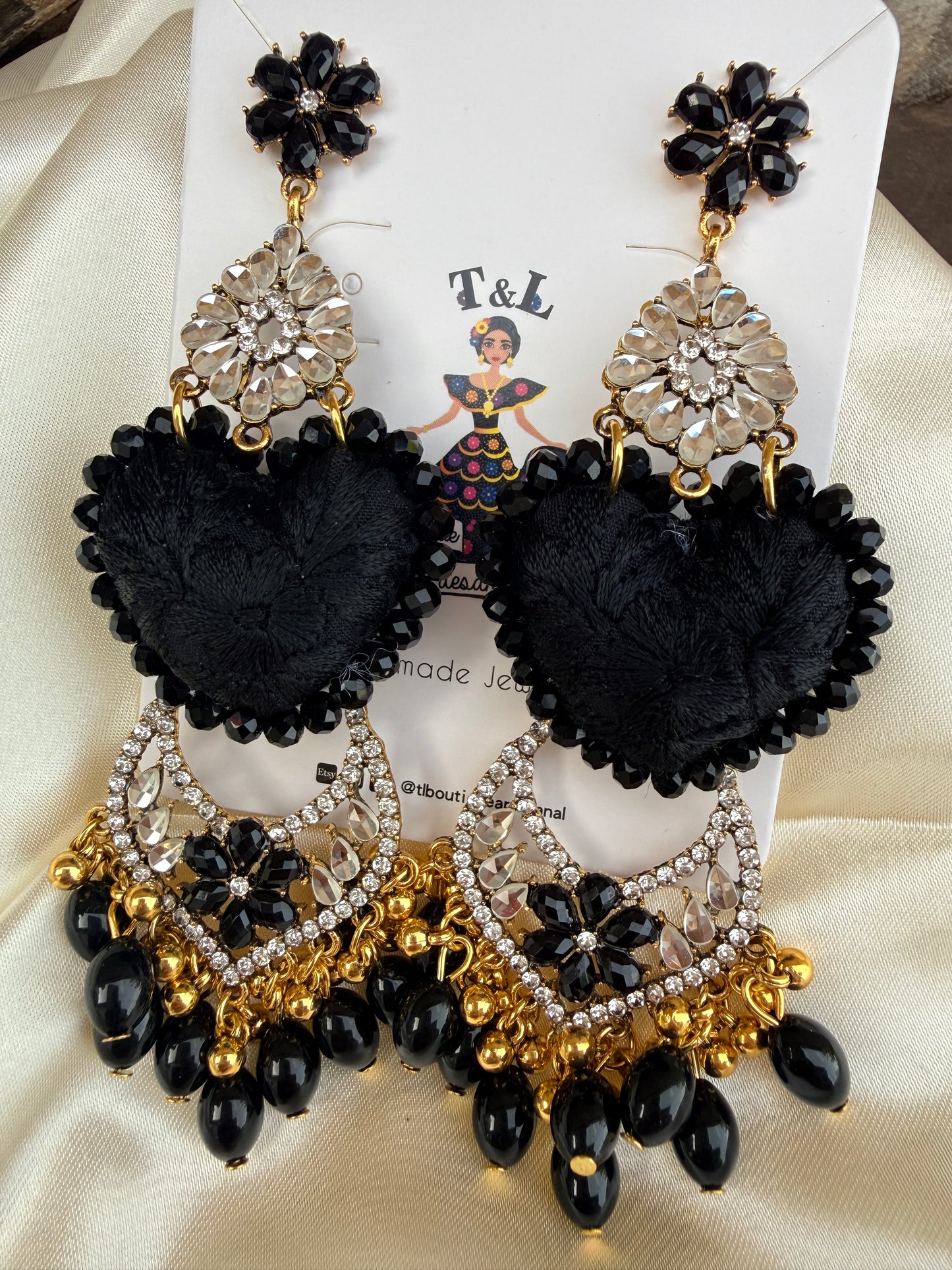 Aretes bordados de corazones / aretes bordados san Antonino/hand made jewelry/ negros