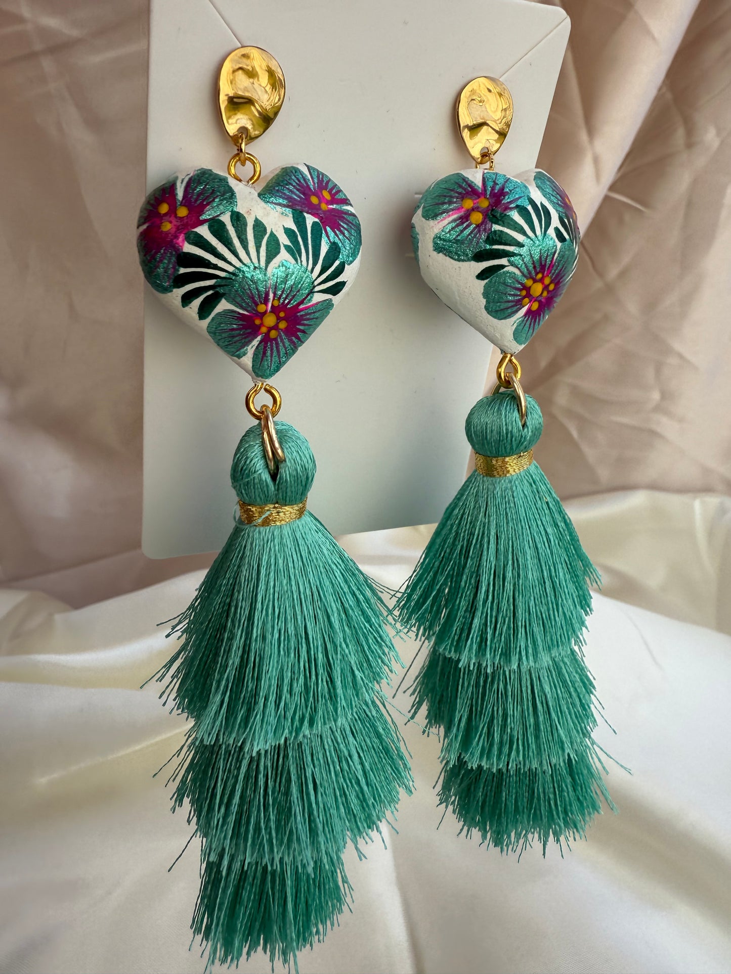 Aretes de Corazon de madera de copal /con borlas de hilos de ceda