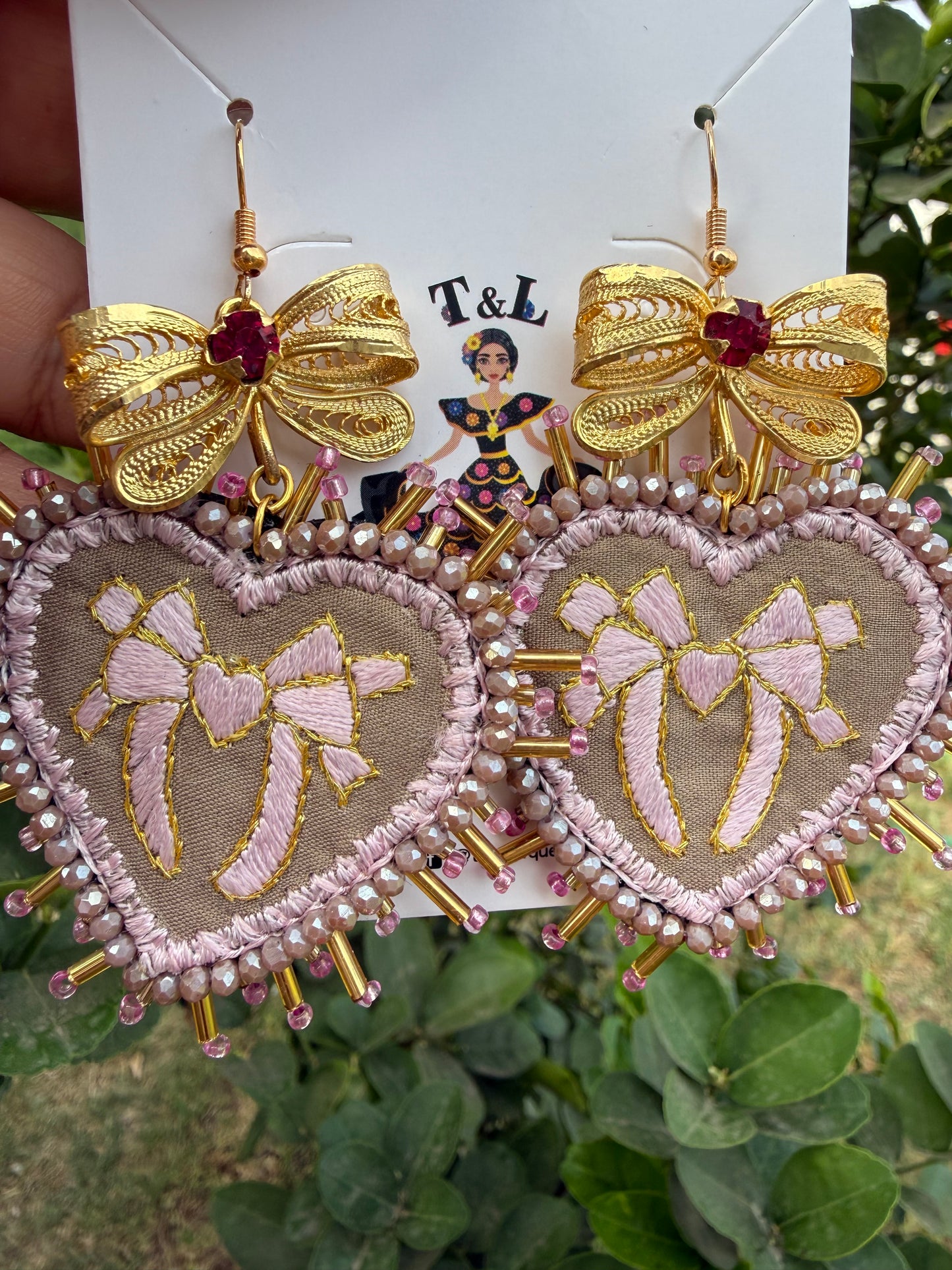 Aretes bordado a mano/herradura /moño