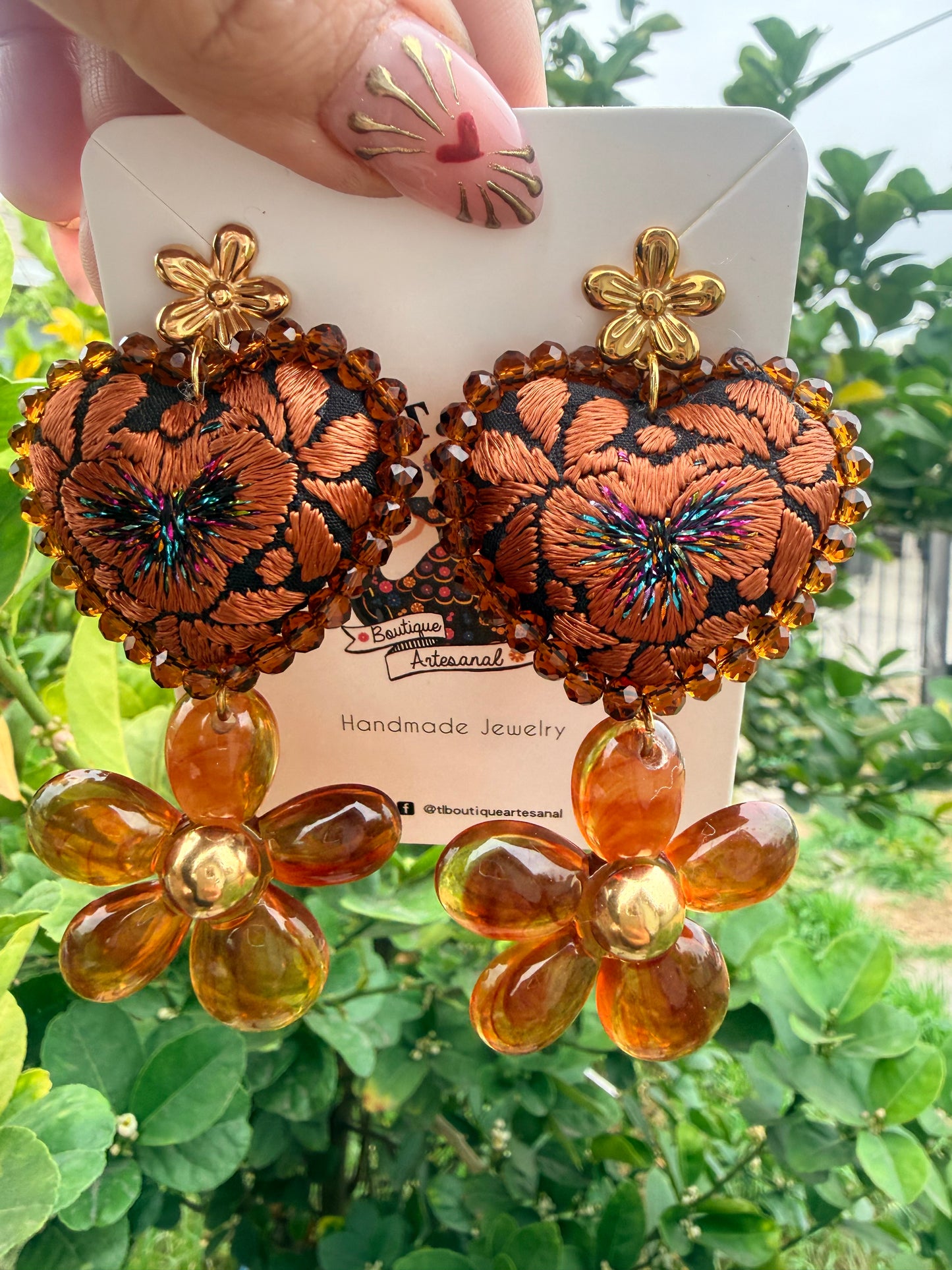 Aretes Flor Bordados a Mano con Aplicaciones Doradas | Joyería Artesanal