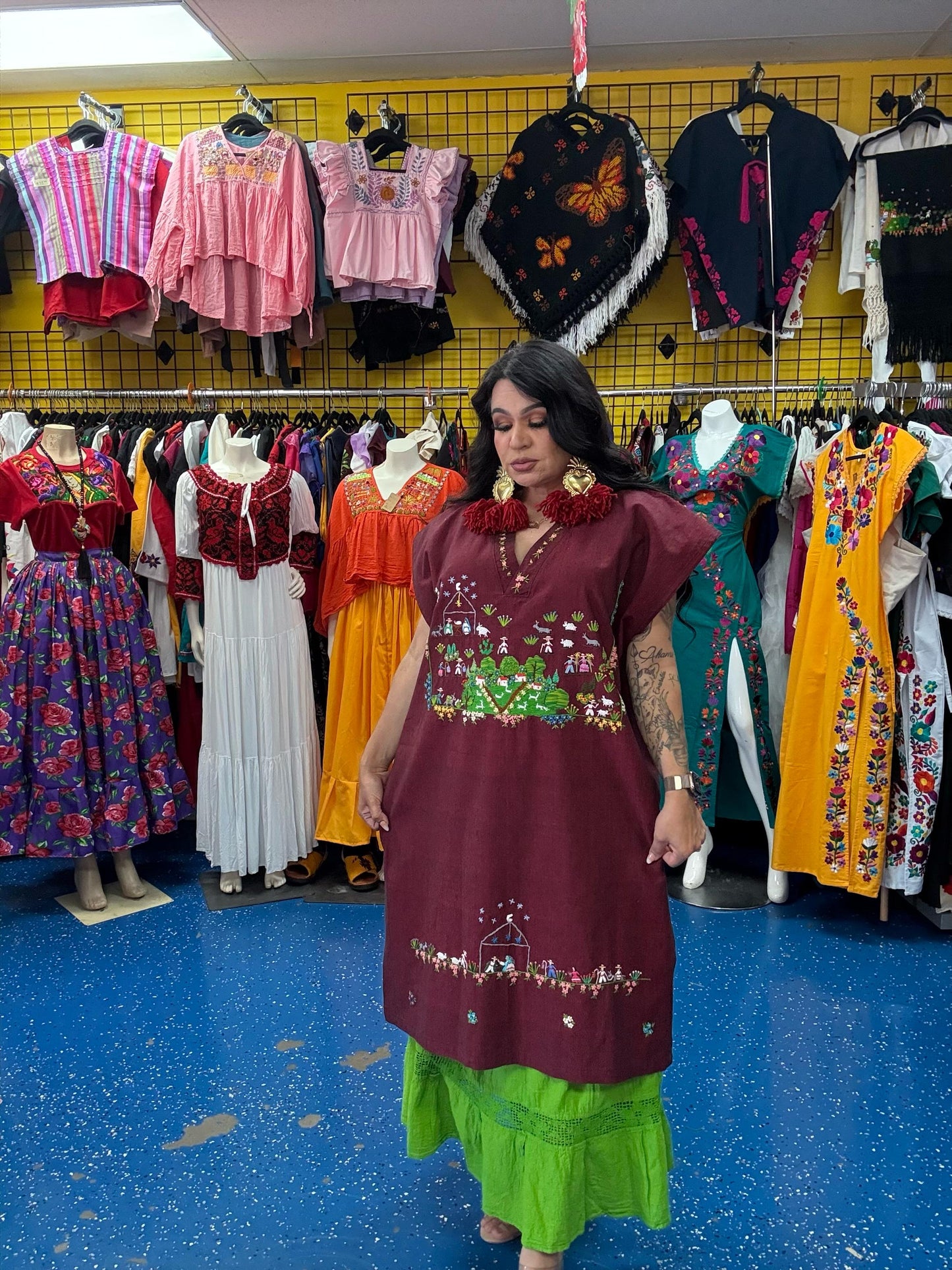 Huipil con bordado de historias/ Huipil bordado a mano/ Huipil de Michoacán