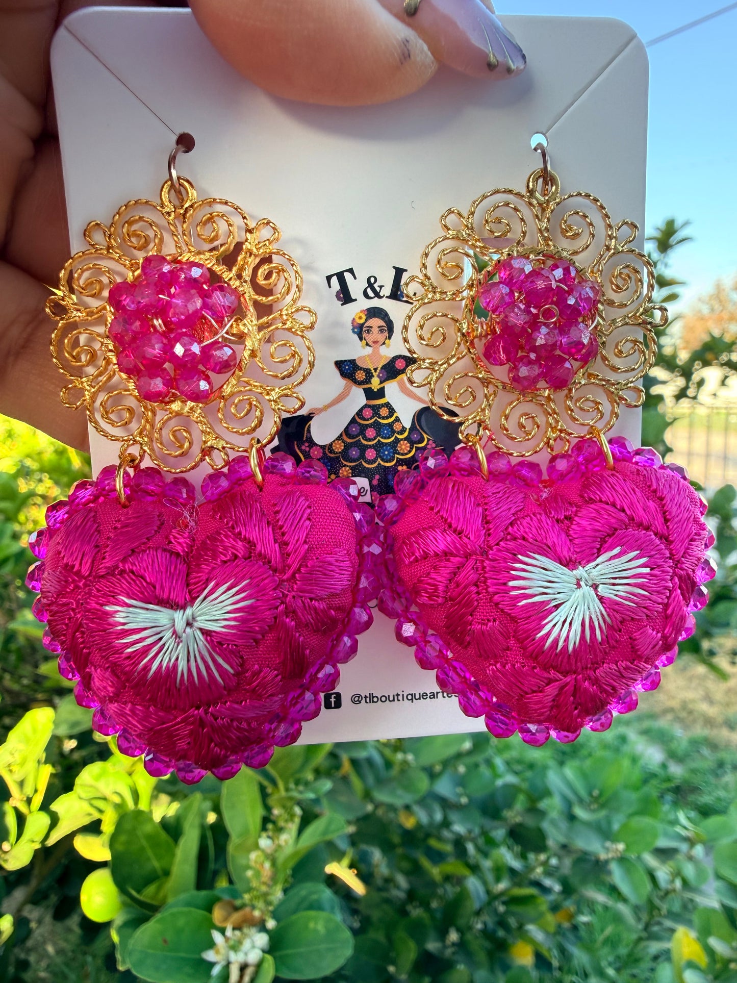 Aretes bordados a mano / aretes en forma de corazon/pink