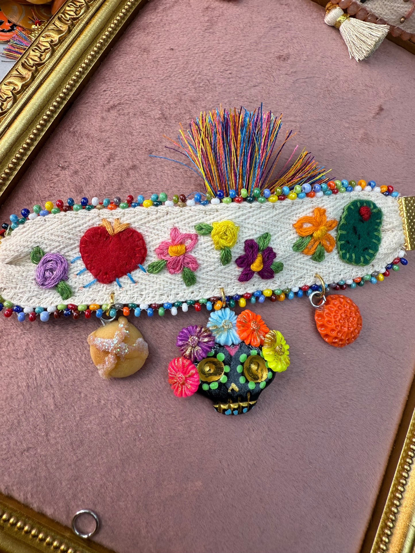 Pulceras bordadas/con dijes de  dia de muertos