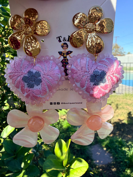 Aretes Corazón Bordados en Tonos Pastel con Flor de Acero Inoxidable/HANDMADE JEWELRY