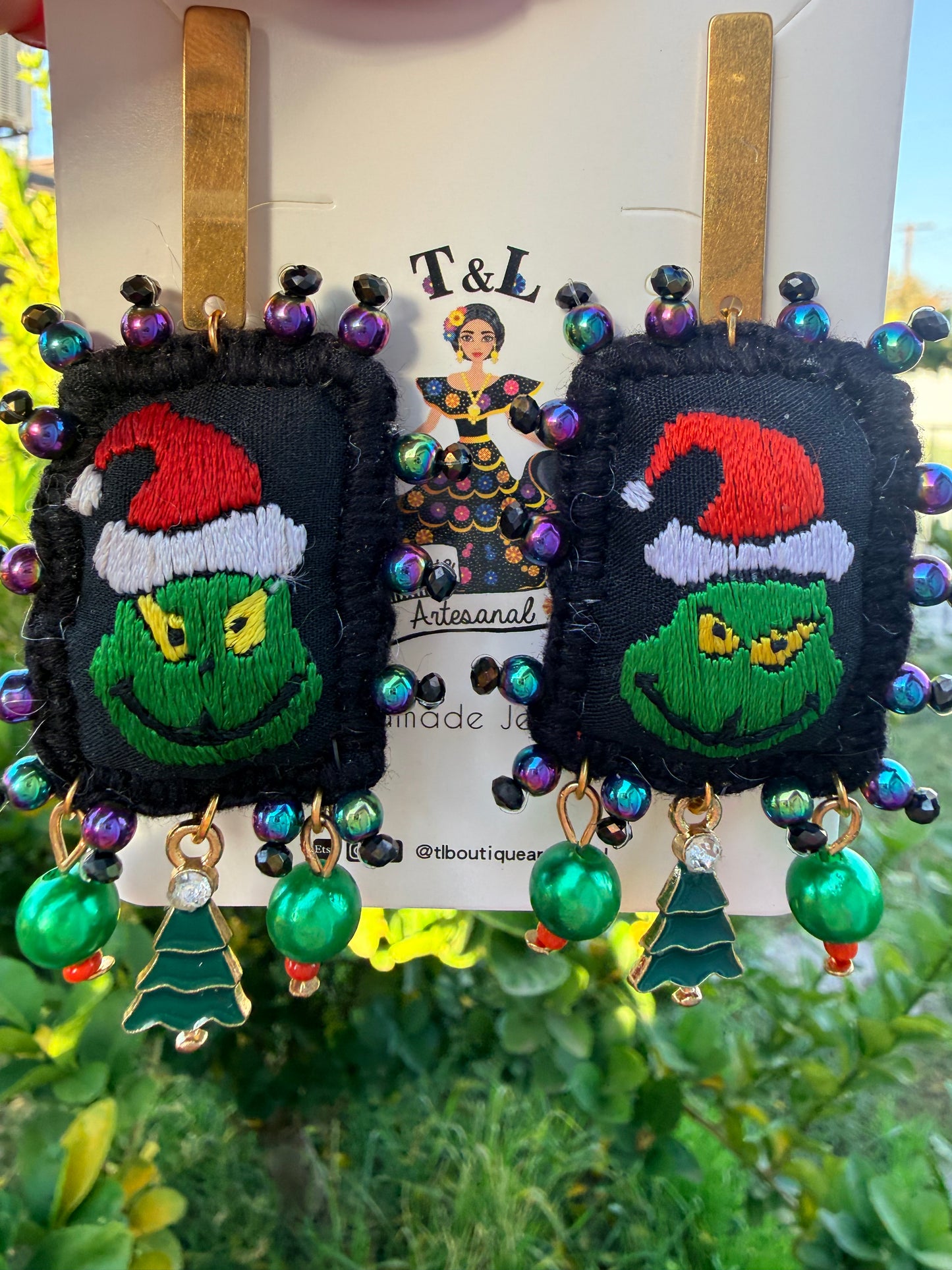 Aretes bordados  navideños/aretes artesanales/ santa/nochebuenas/grinch/hand made jewelry