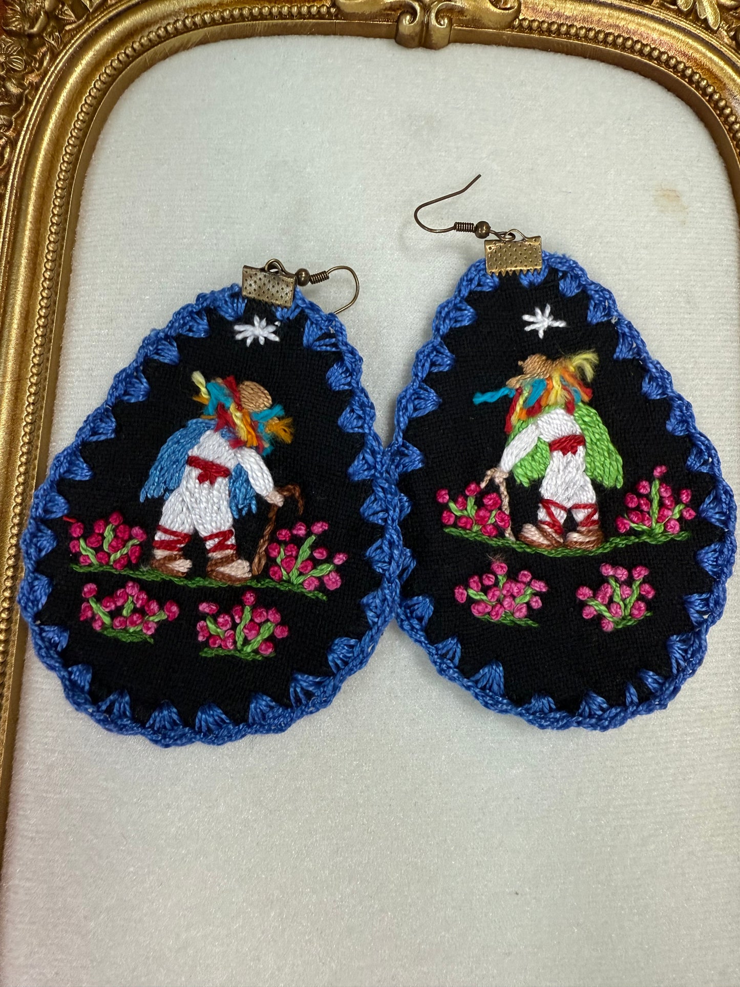 Aretes bordados de historias