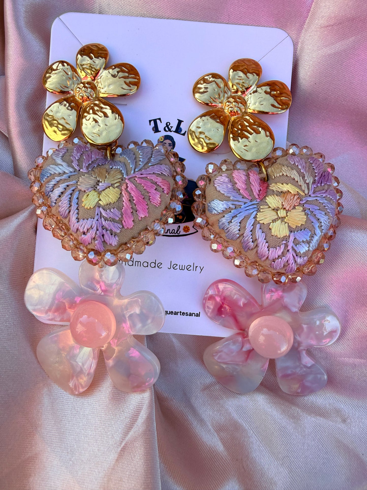 Aretes Corazón Bordados en Tonos Pastel con Flor de Acero Inoxidable/HANDMADE JEWELRY