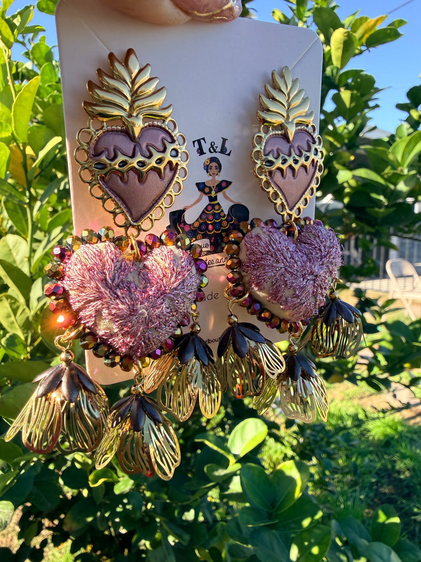 Aretes Bordados a Mano Corazón Rosa con Hilos Metálicos y Sagrado Corazón de Acero /Ojo Protector