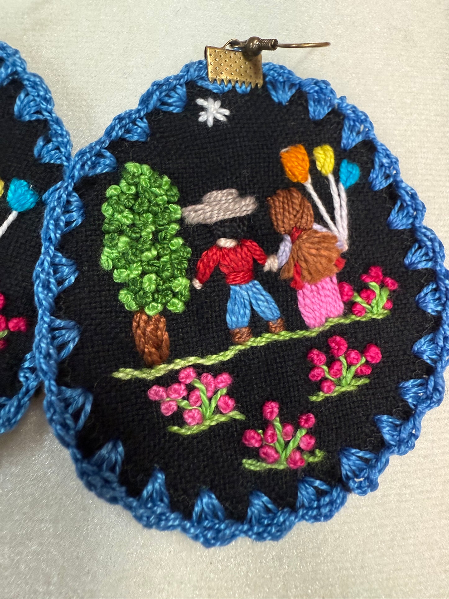 Aretes bordados de historias