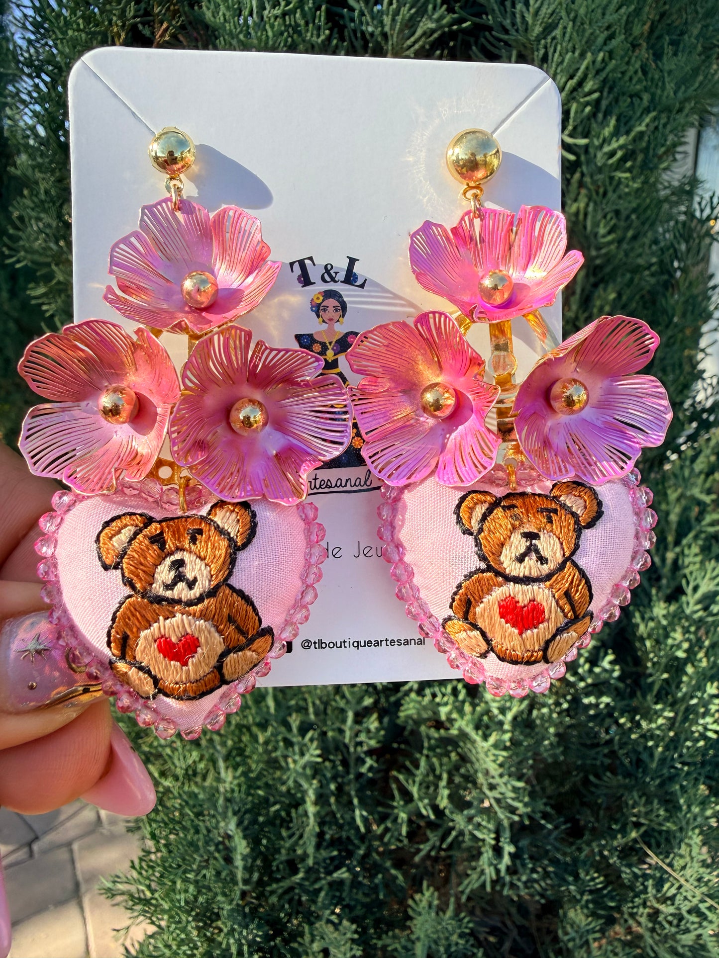 Aretes de Ositos Bordados a Mano en Oaxaca – Diseño Floral con Corazón