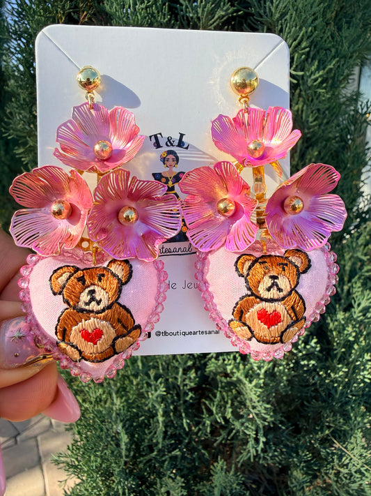 Aretes de Ositos Bordados a Mano en Oaxaca – Diseño Floral con Corazón