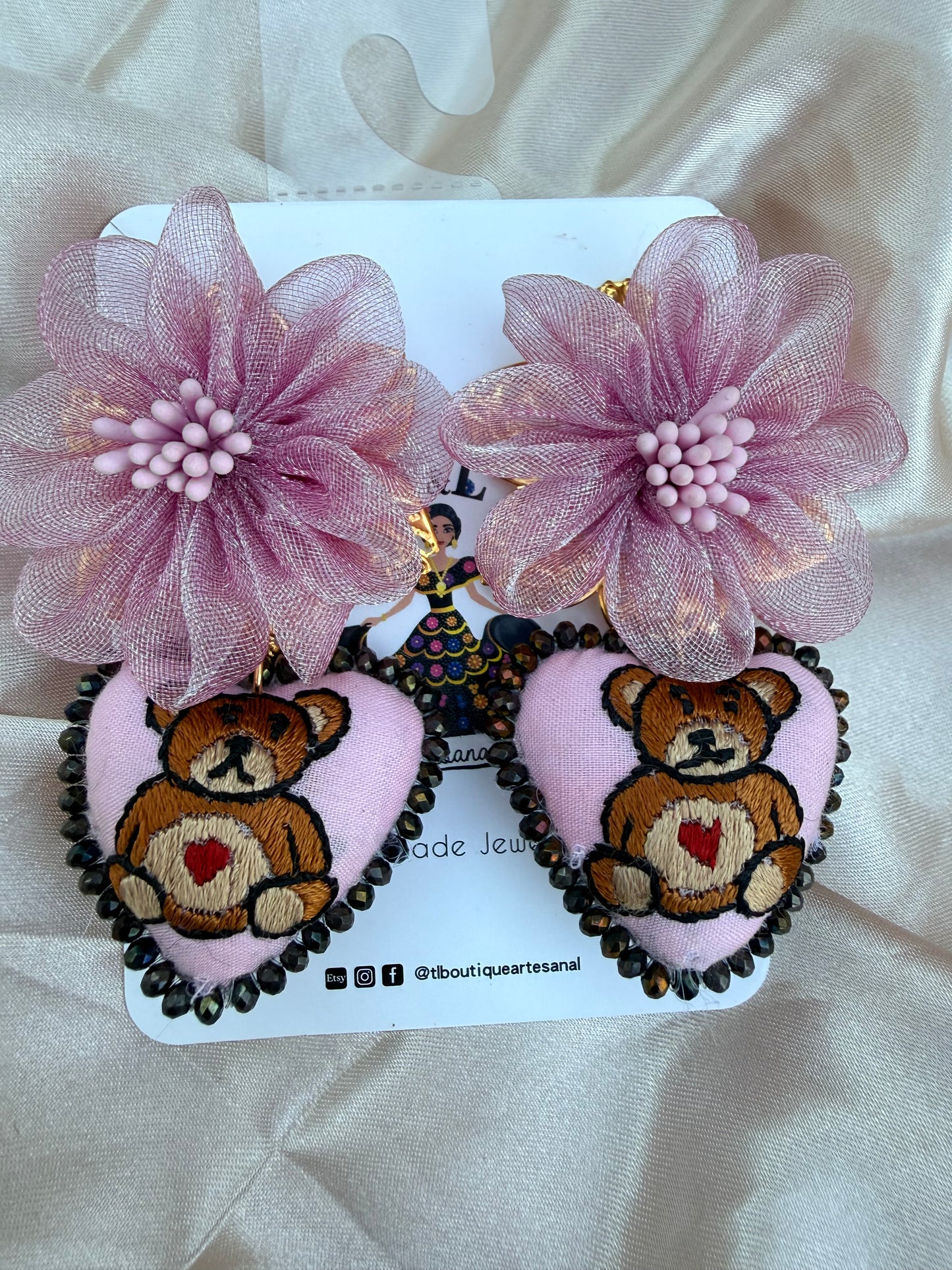 Aretes de corazon bordado a Mano / aretes con flor/