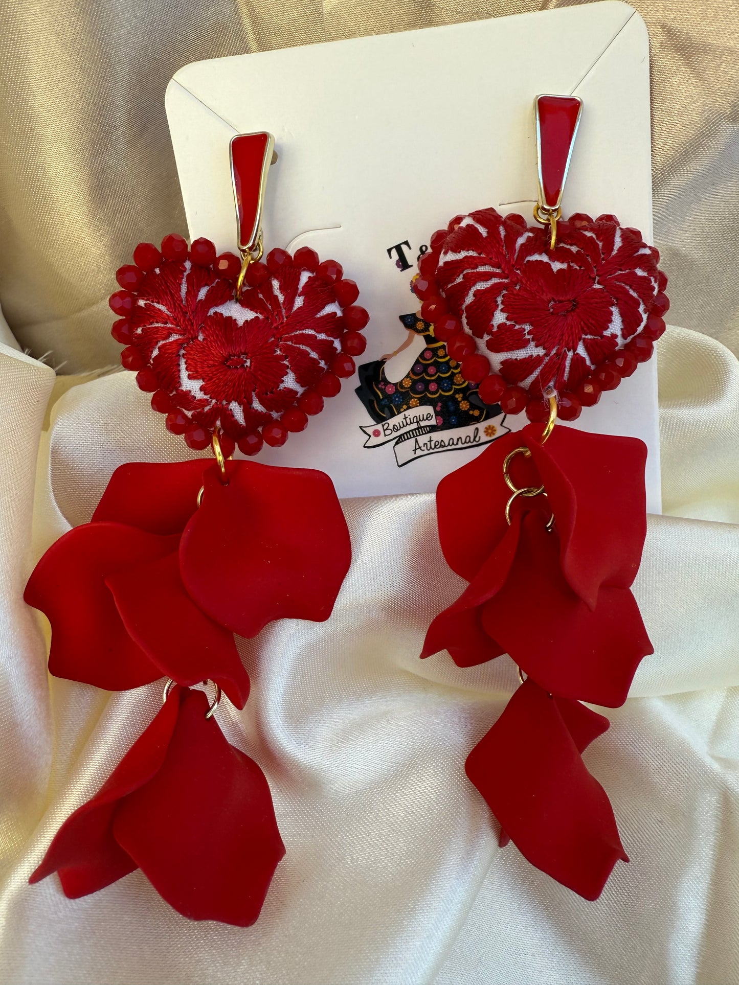 Aretes bordados a mano/petalos/hand made jewelry/ aretes bordados de gatos/ bordado mariposa/flores