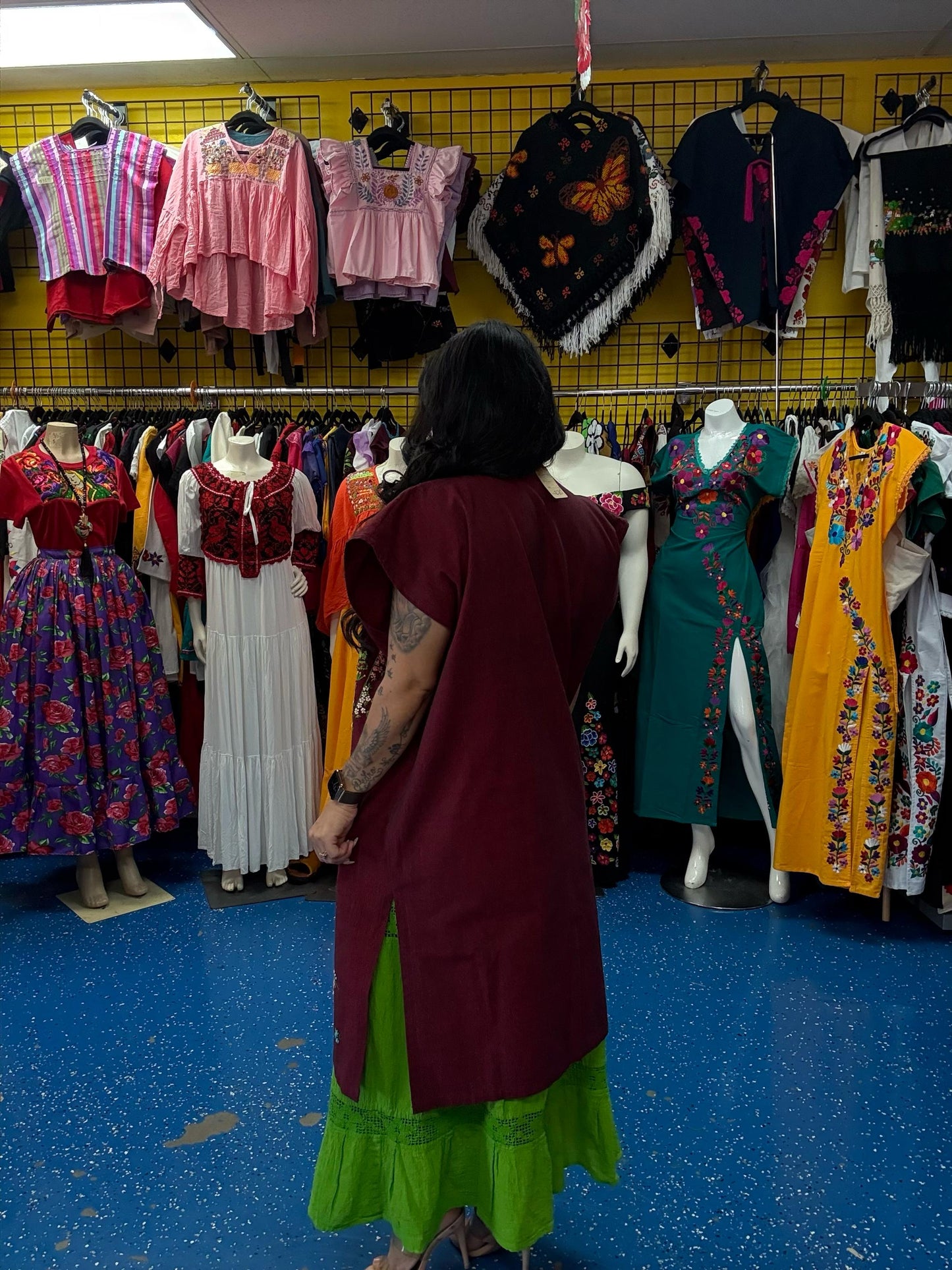 Huipil con bordado de historias/ Huipil bordado a mano/ Huipil de Michoacán