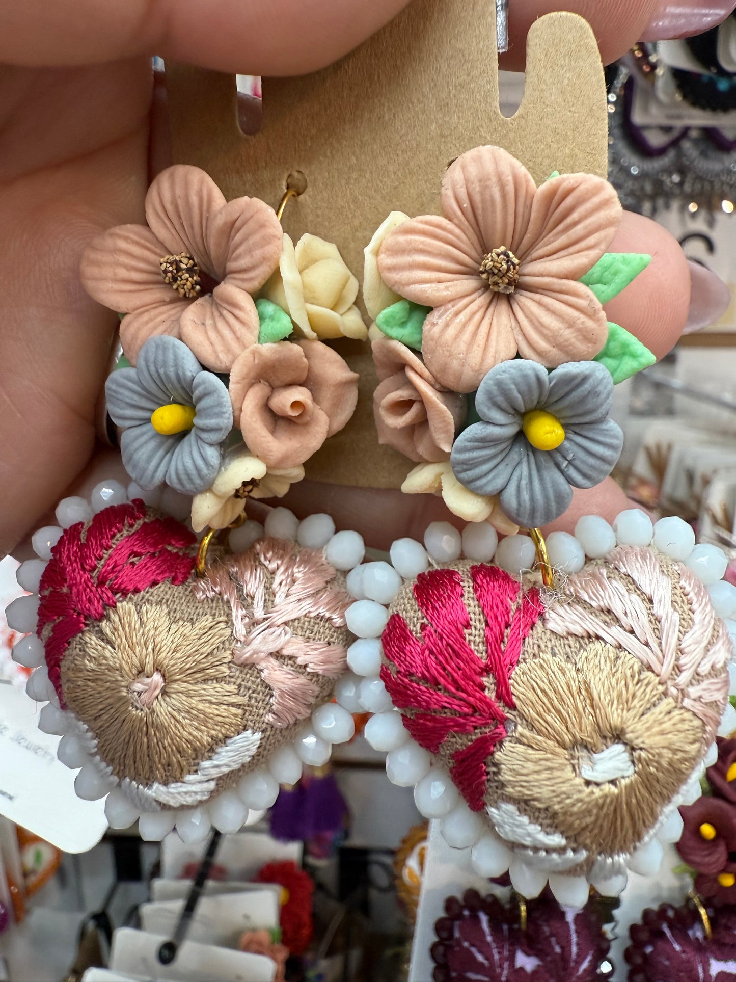 Aretes bordados a mano/pasta