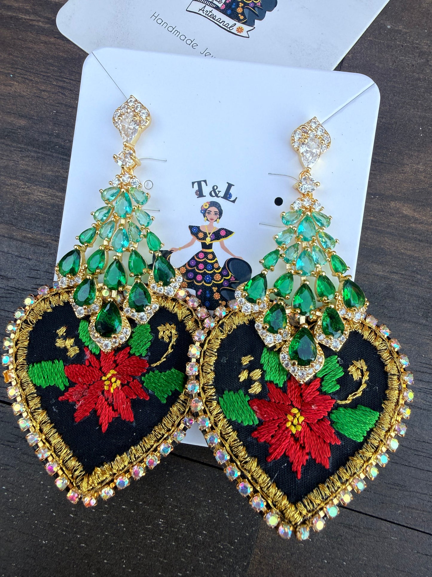 Aretes bordados  navideños/aretes artesanales/ santa/nochebuenas/grinch/hand made jewelry