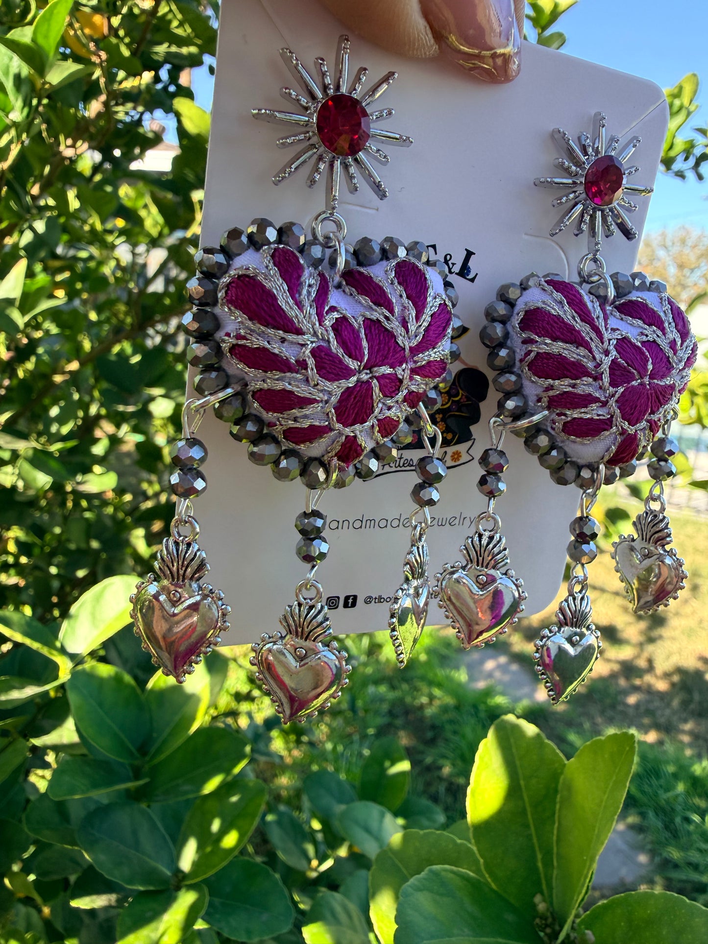 Aretes bordados con milagritos / plateado/unicos /aretes tradicionales /handmade jewelry