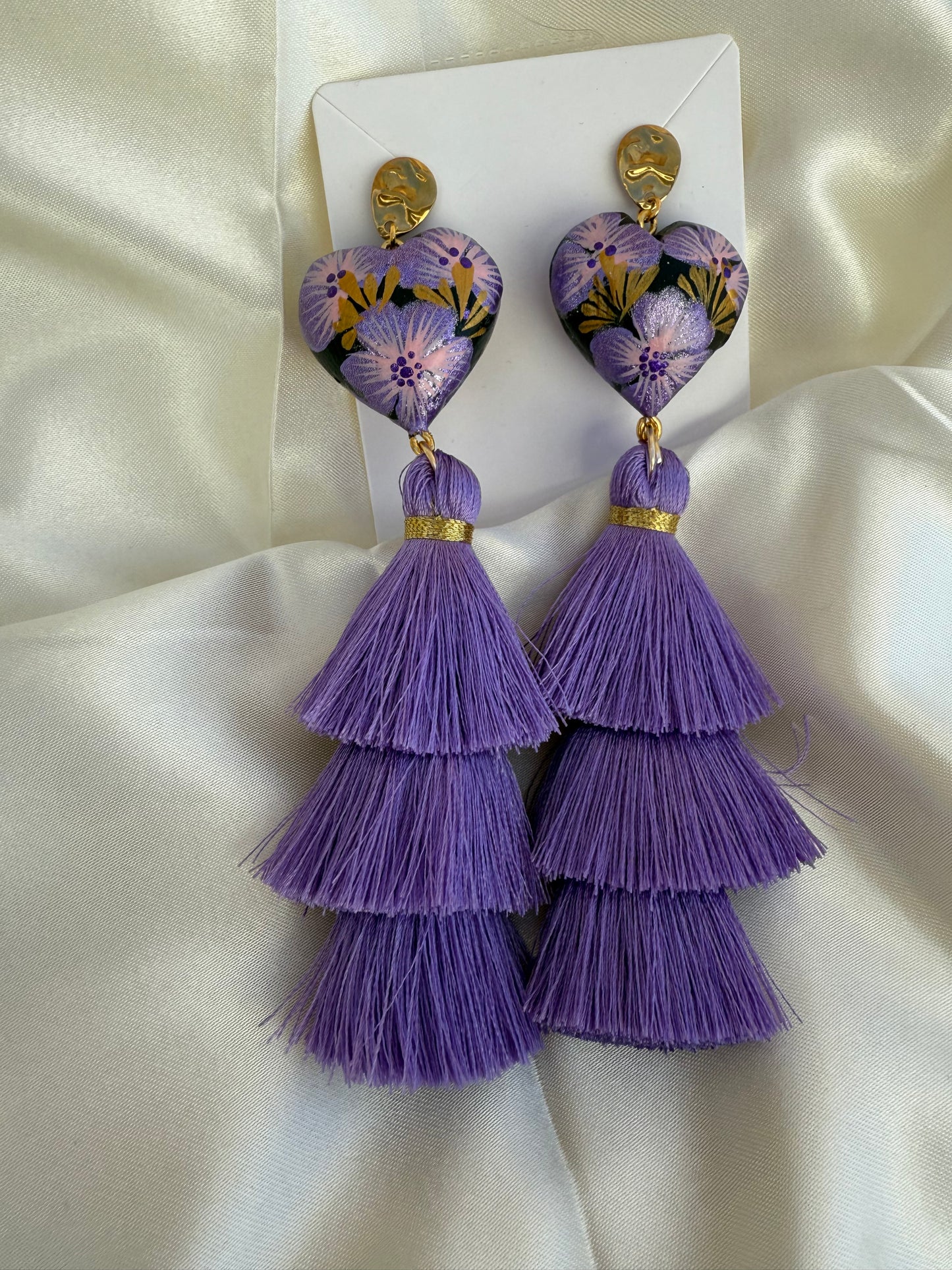 Aretes de Corazon de madera de copal /con borlas de hilos de ceda