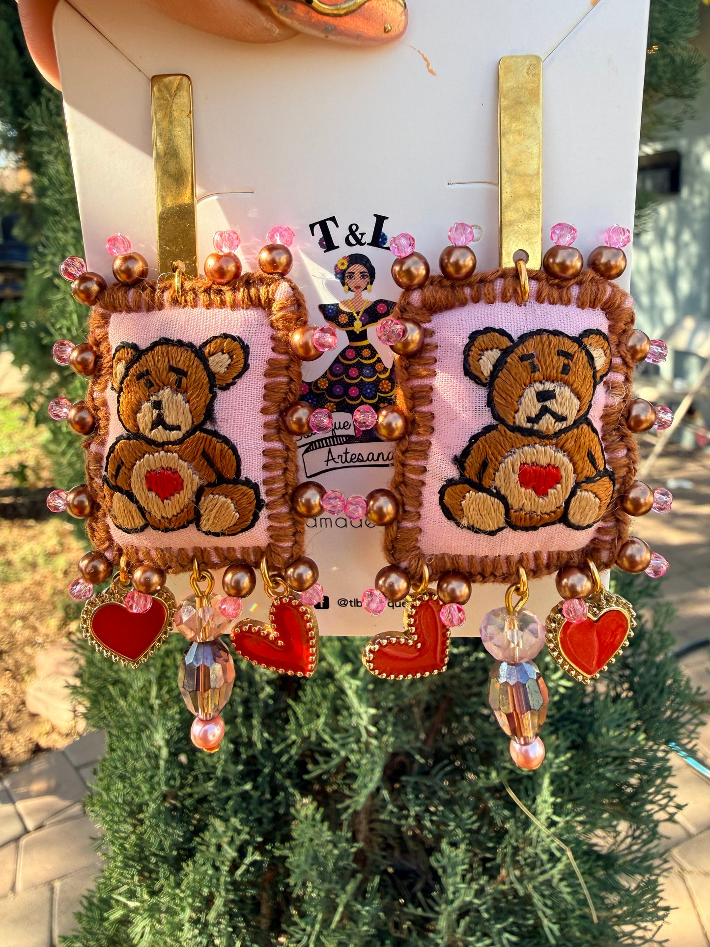 Aretes Bordados a Mano Oso con Corazones – Artesanales y Únicos