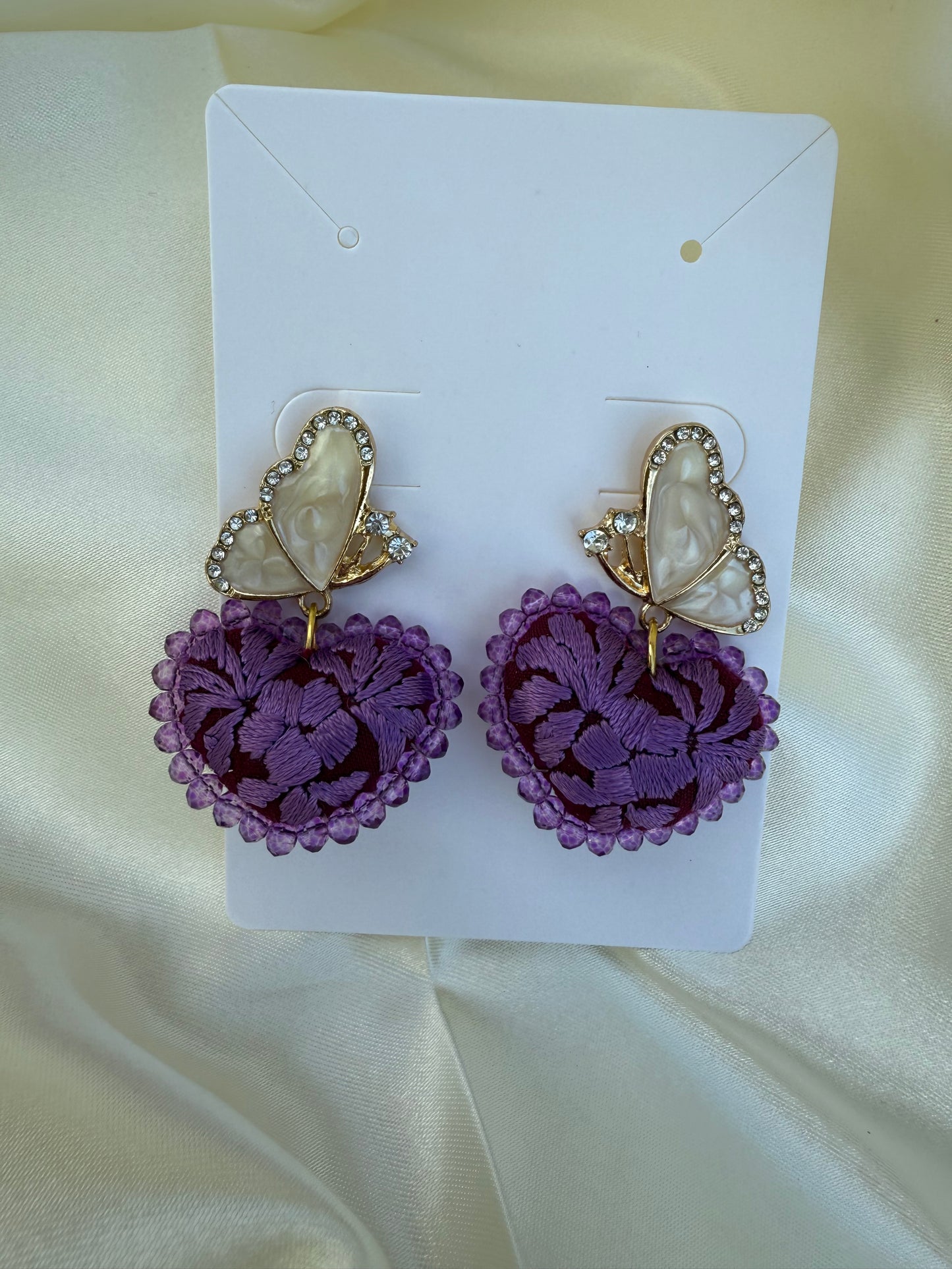 Aretes de corazon bordado minis/ aretes artesanales bordados a mano/ hand made jewelry/