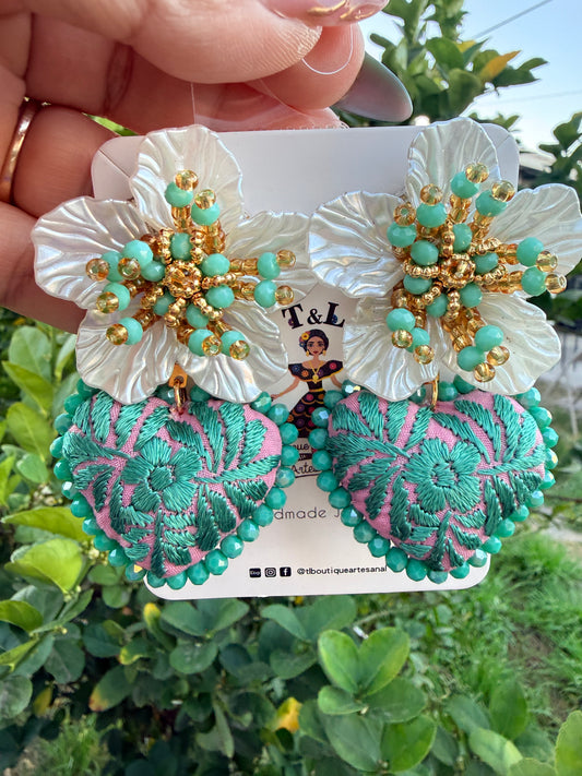 Aretes de corazon bordado a Mano / aretes con flor/aretes rosa palo/con menta