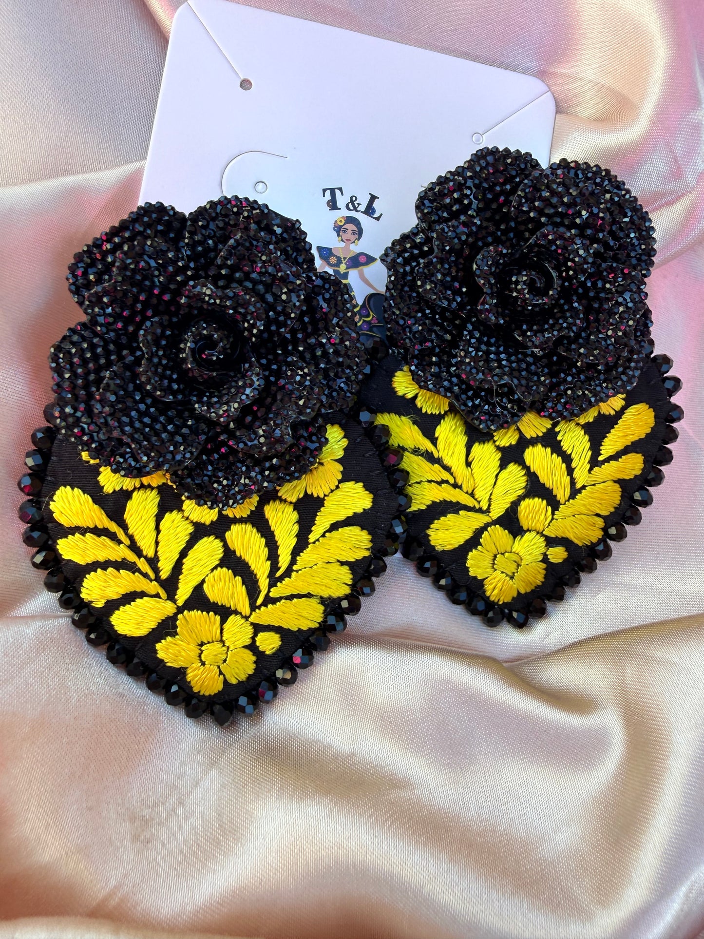 Areyes de corazon bordado a mano/ aretes planos/ san Antonino earrings/ Amarillo