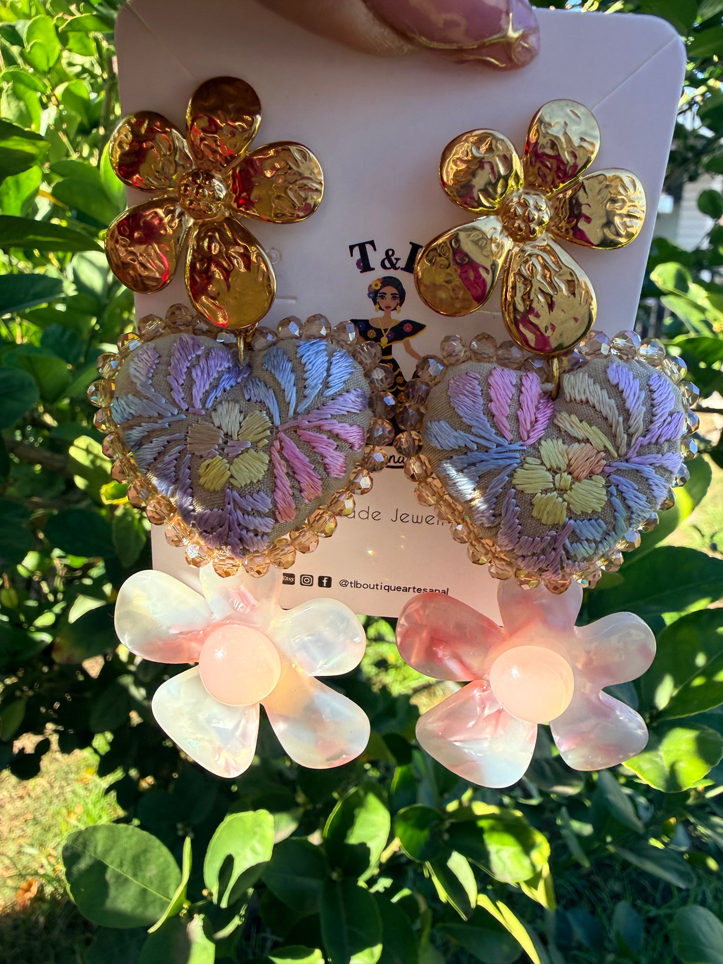 Aretes Corazón Bordados en Tonos Pastel con Flor de Acero Inoxidable/HANDMADE JEWELRY