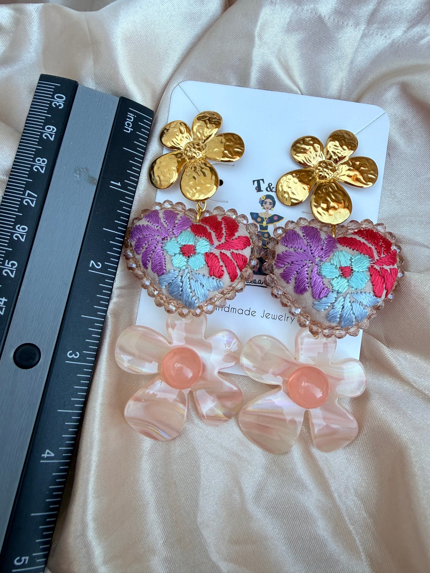 Aretes Corazón Bordados en Tonos Pastel con Flor de Acero Inoxidable/HANDMADE JEWELRY