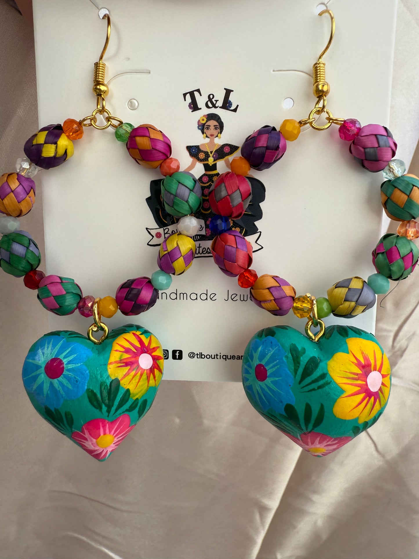 Arracadas de palma con corazon de madera de copal/aretes artesanales /handmade jewelry/alebrijes de oaxaca