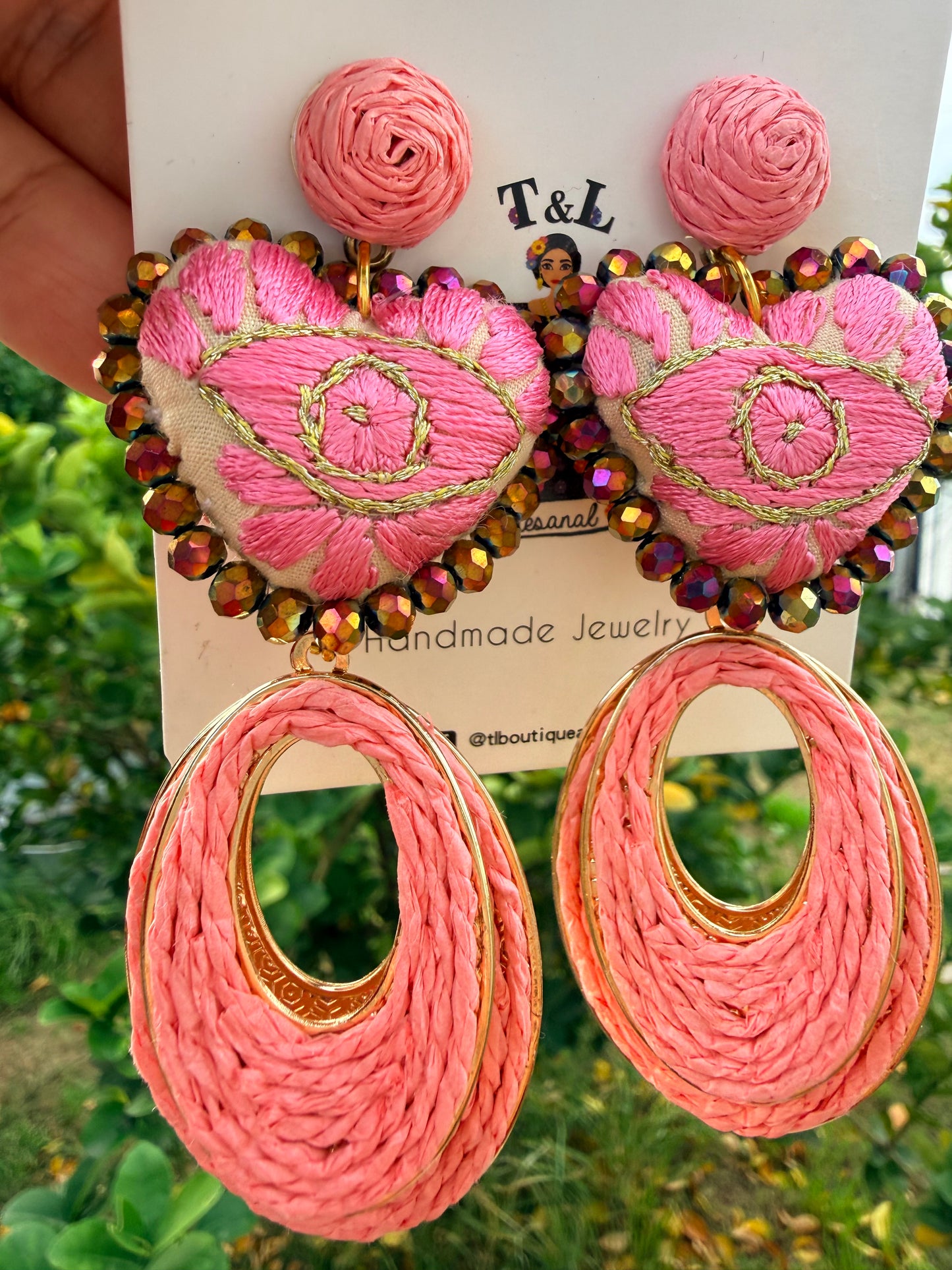 Aretes bordados a mano / aretes san Antonino/ hand made jewelry/ aretes de corazon/ aretes de piedras