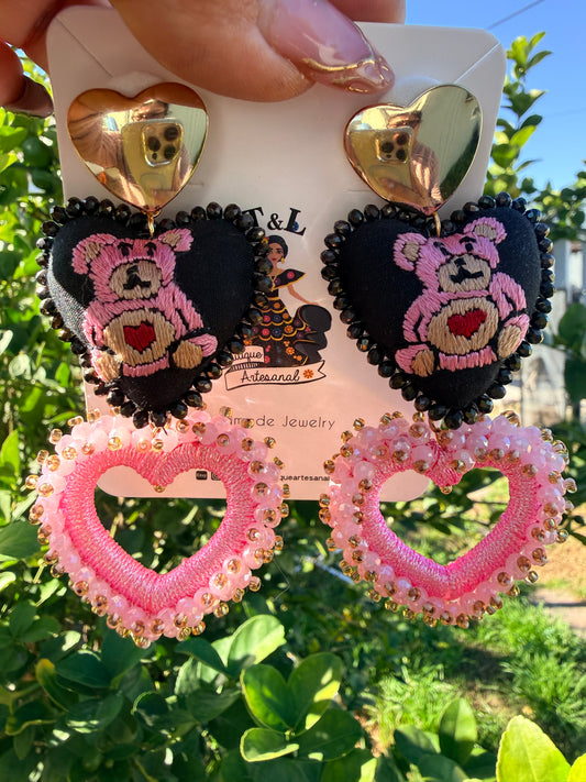 Osito/ rosa con negro /aretes bordado a mano , /handmade jewelry