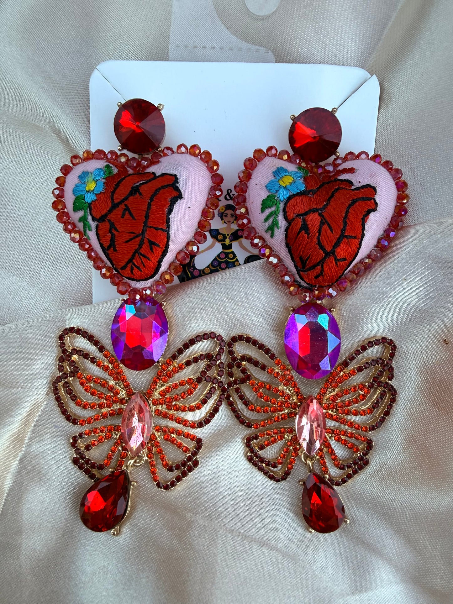 Arete corazon/arterias/ hand made jewelry / aretes bordados a mano