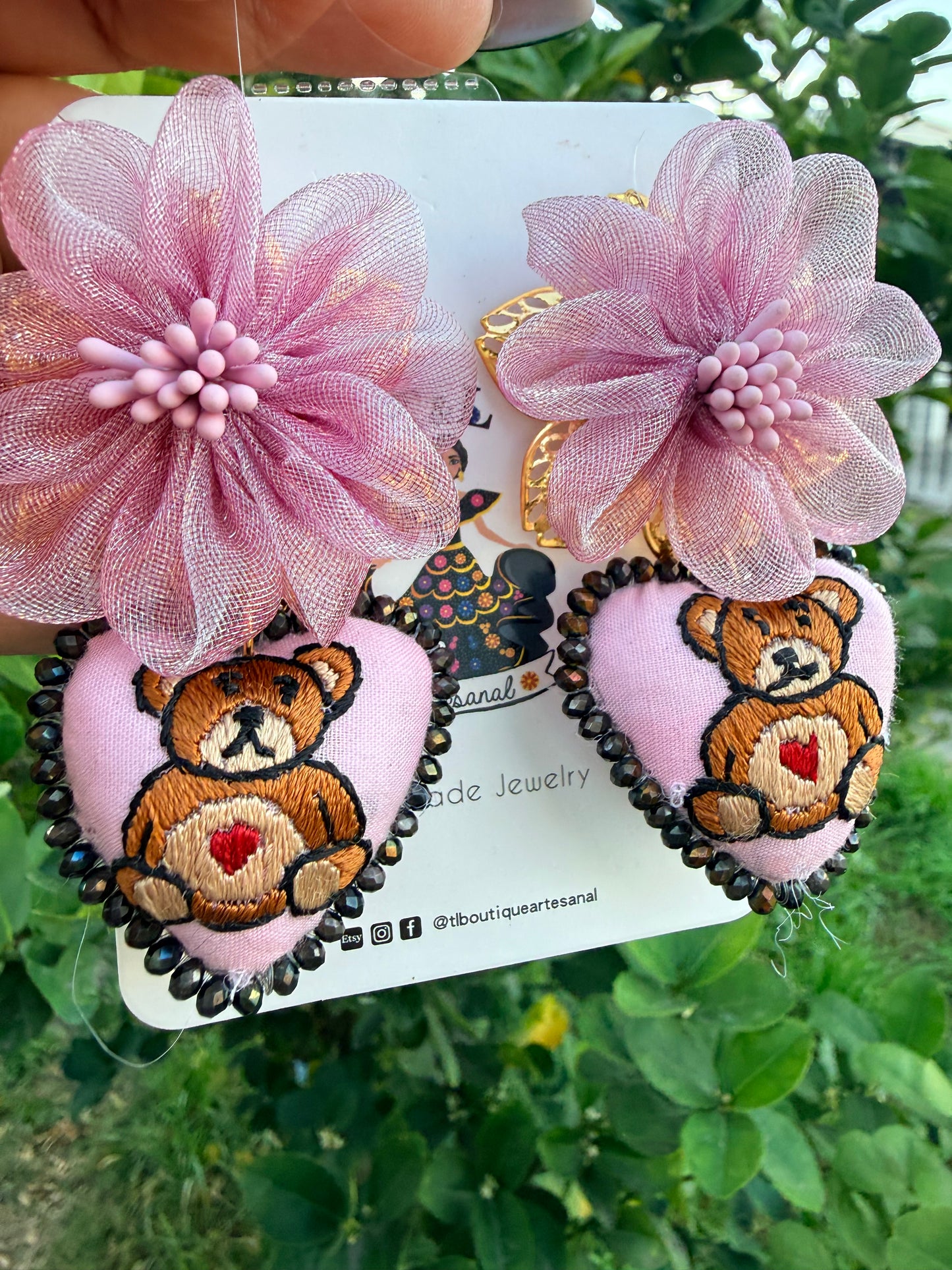 Aretes de corazon bordado a Mano / aretes con flor/