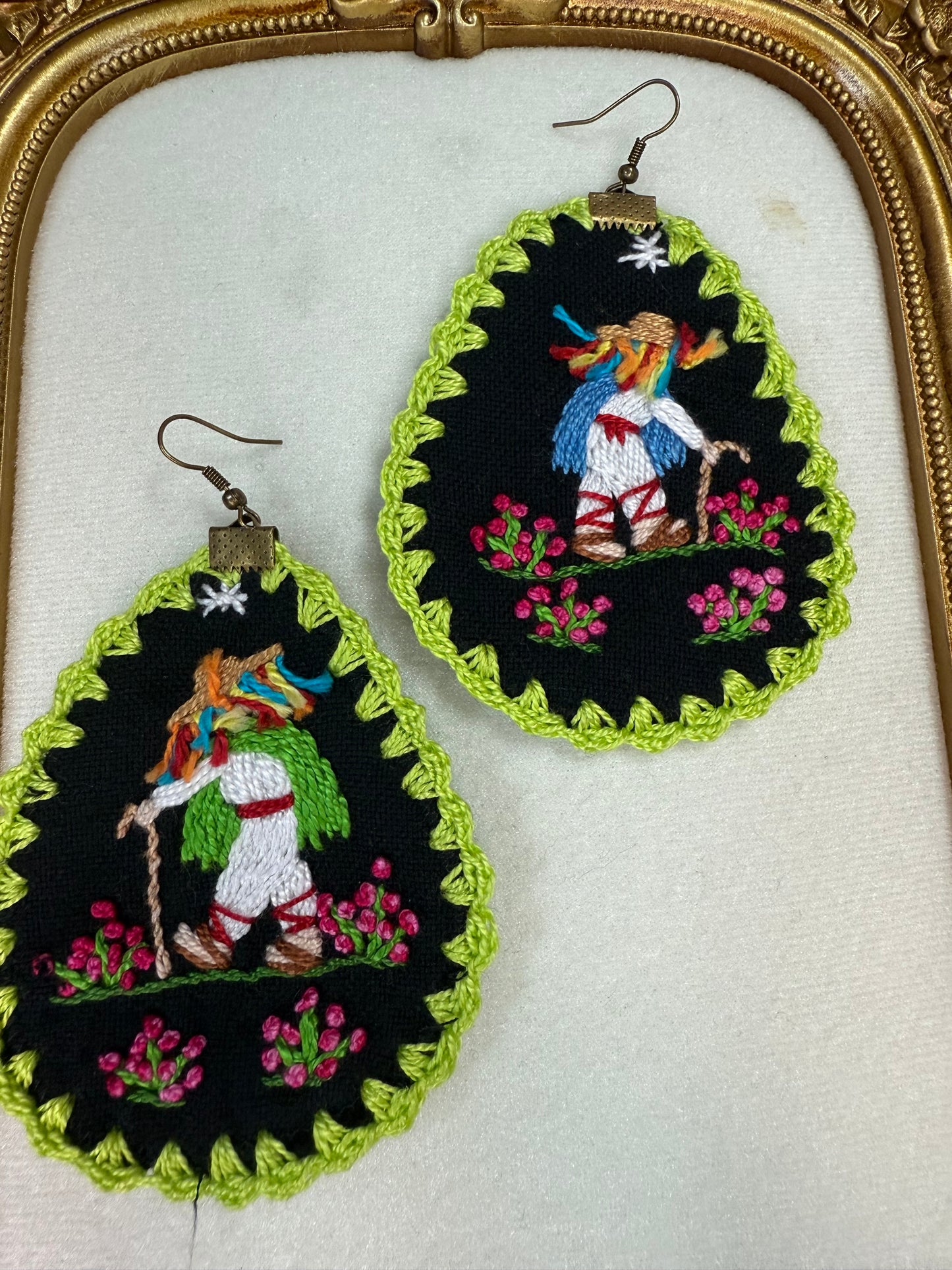 Aretes bordados de historias