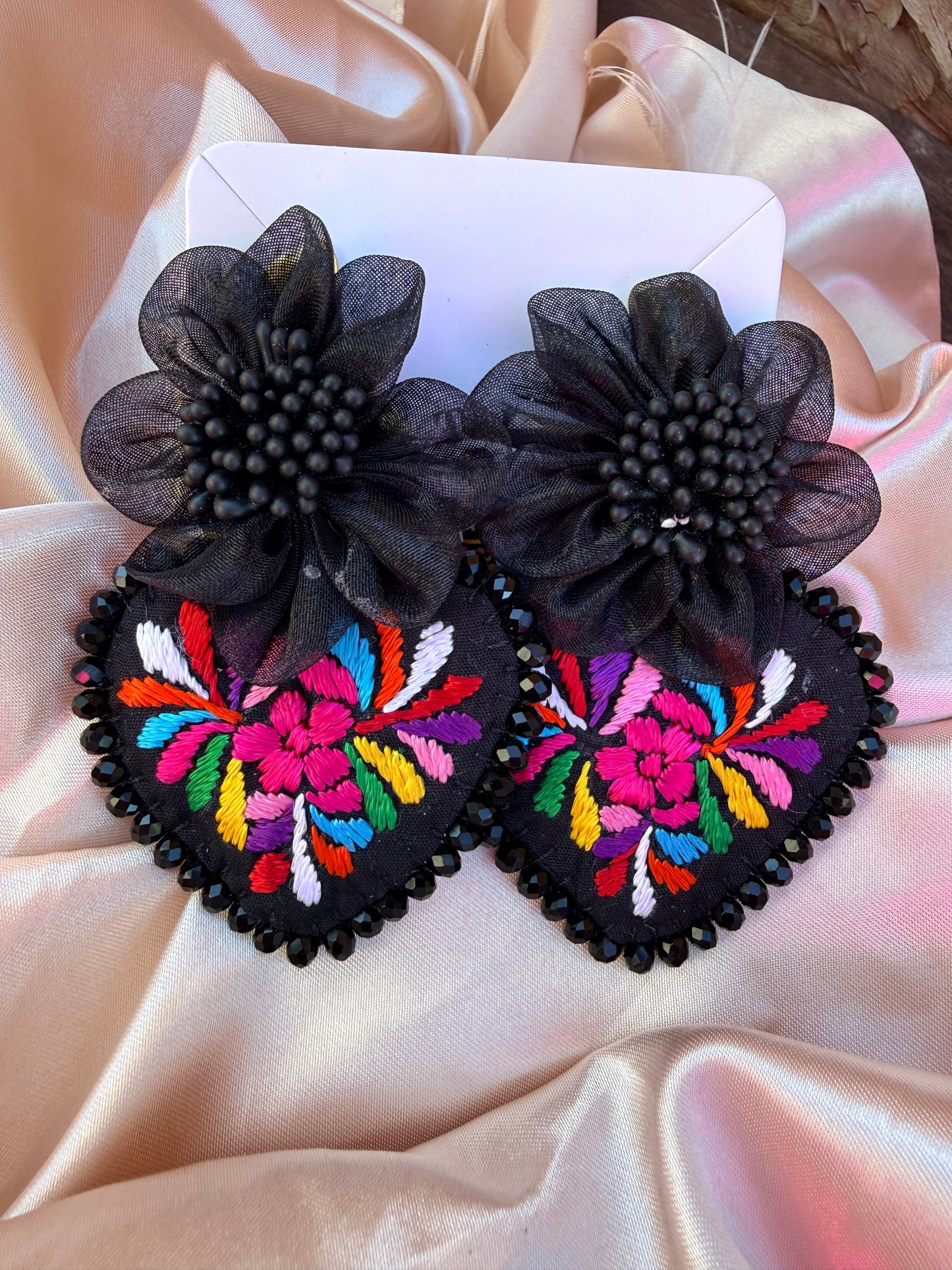 Aretes bordados a mano /aretes planos /multicoolor