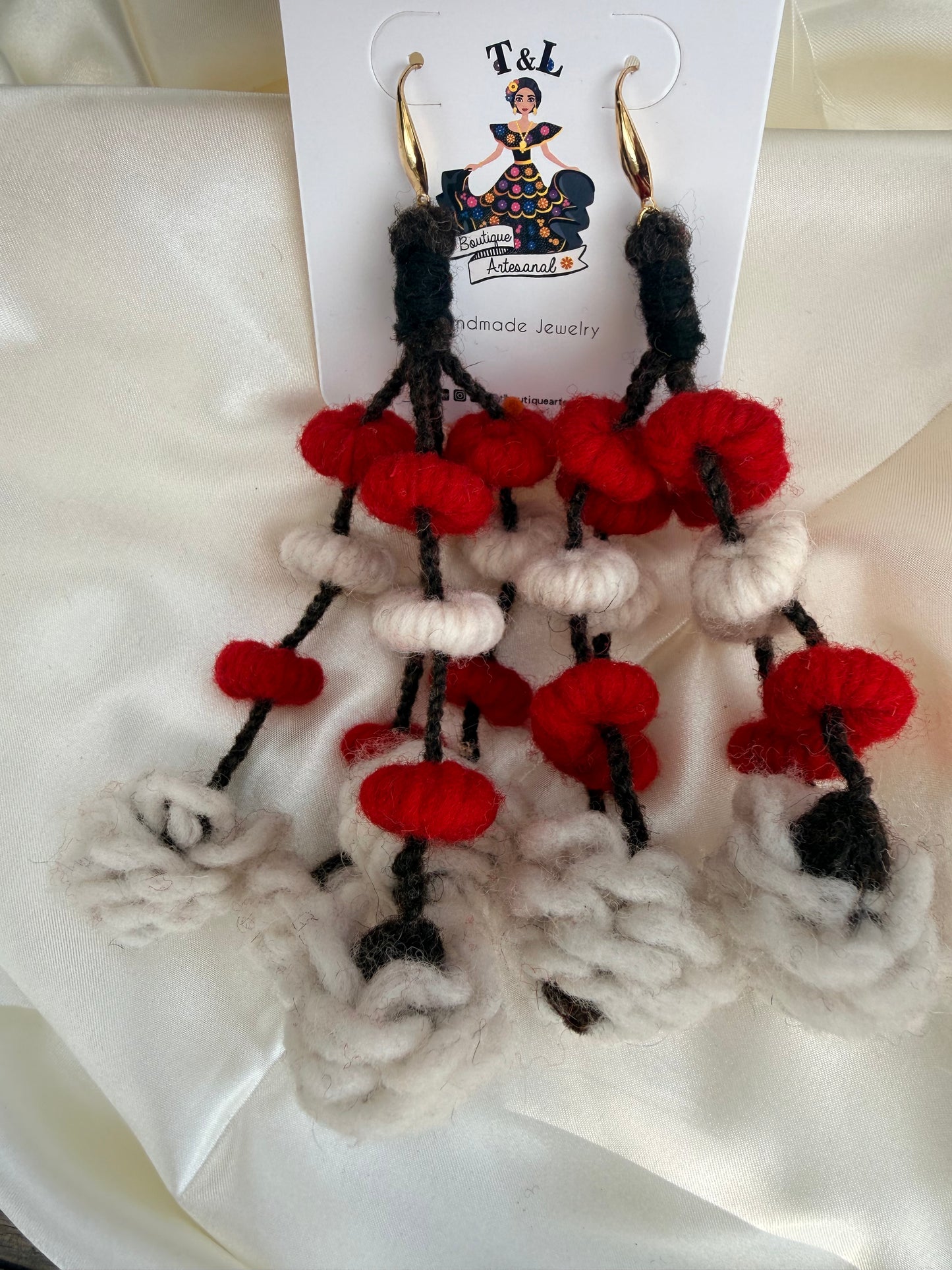Aretes tlacoyales/aretes de lana /aretes hechos a Mano/ aretes artesanales /hand made jewelry