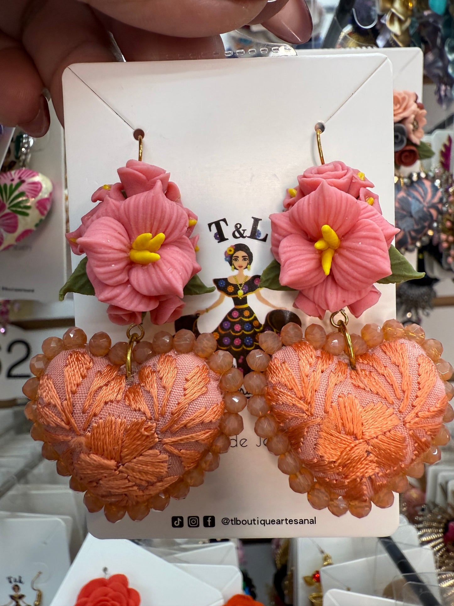 Aretes bordados a mano/pasta