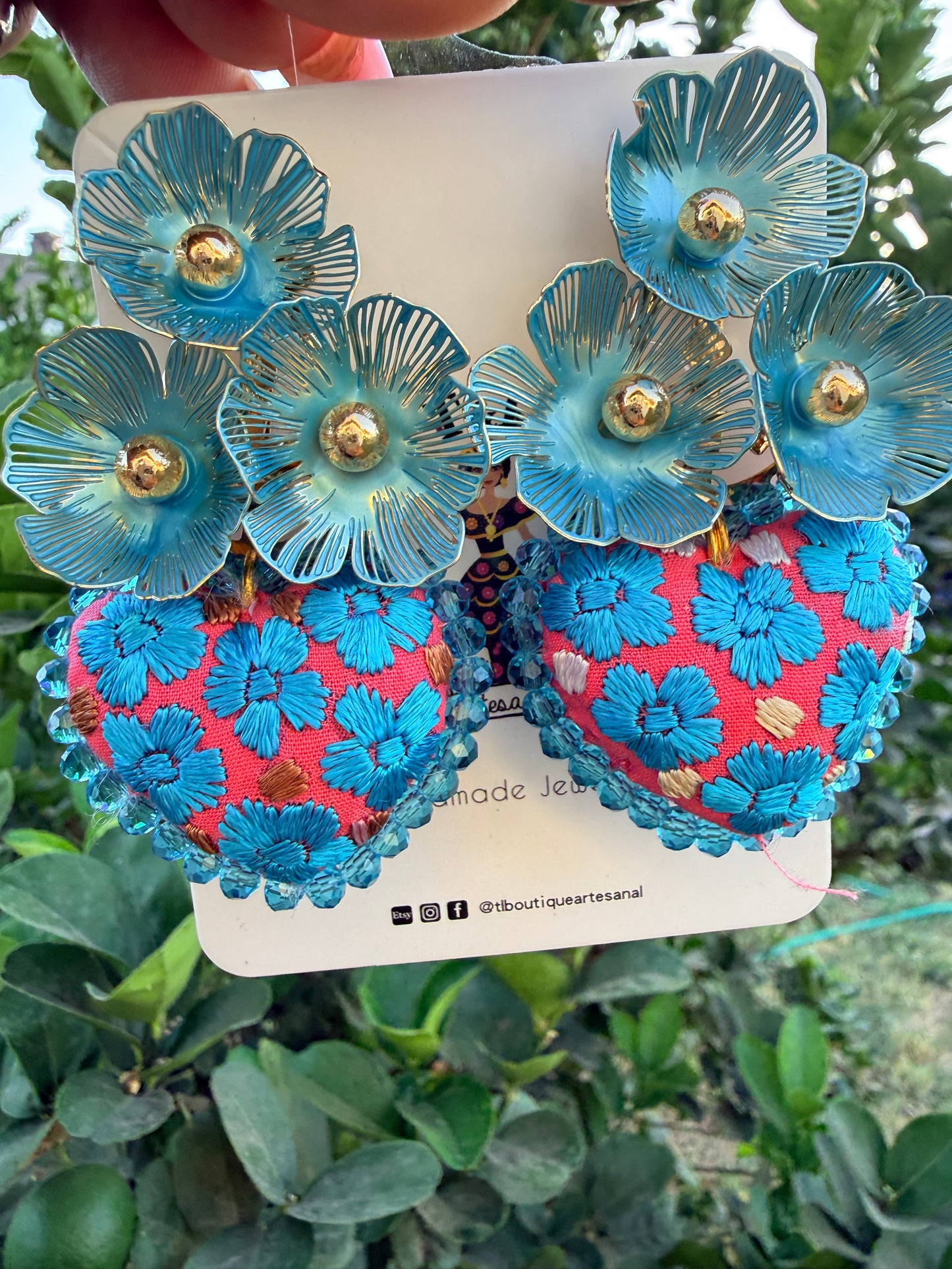 Arete de Corazon bordado/azul /florecitas